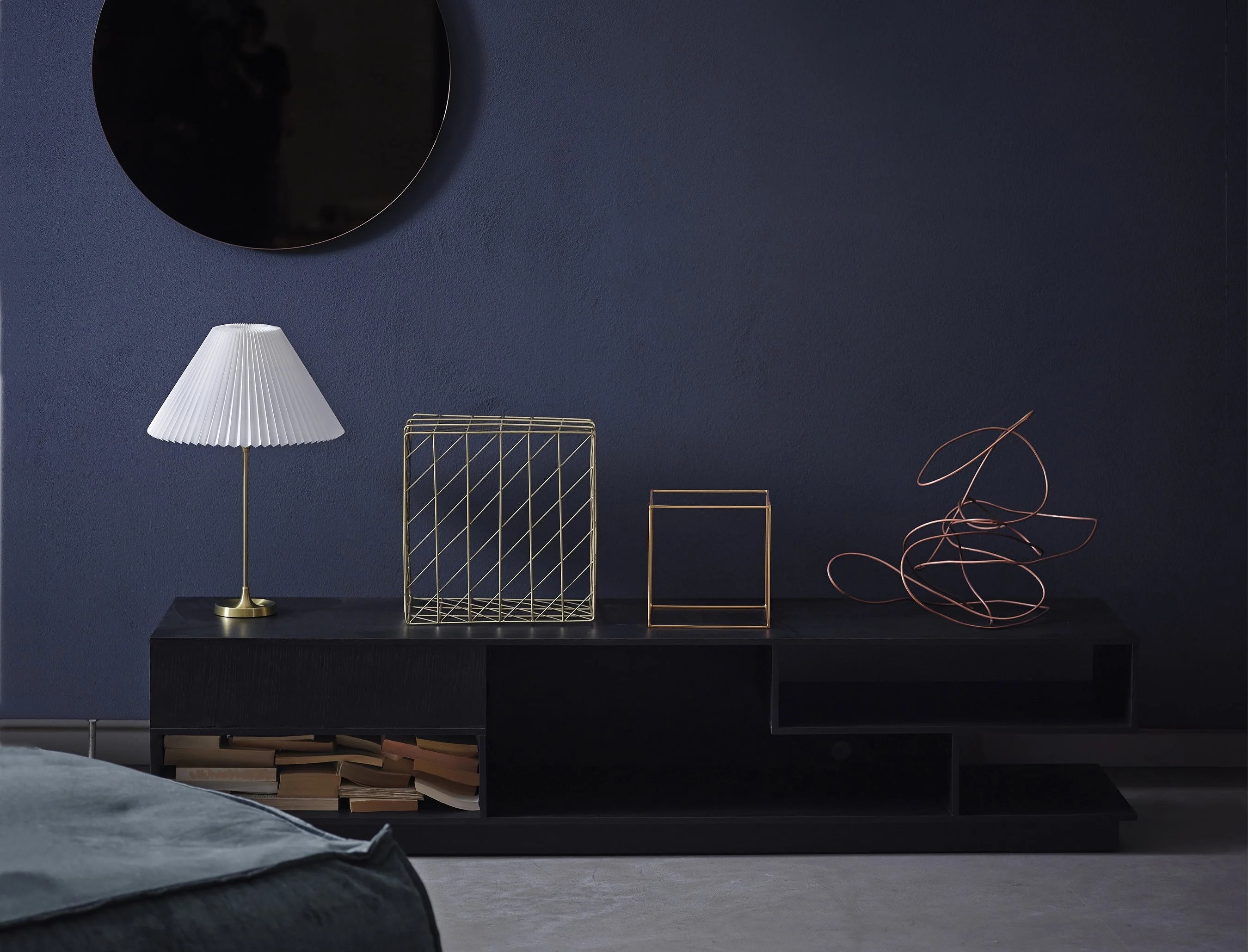 Tischlampe MODELL 307 weiß mit messingfarbener Basis