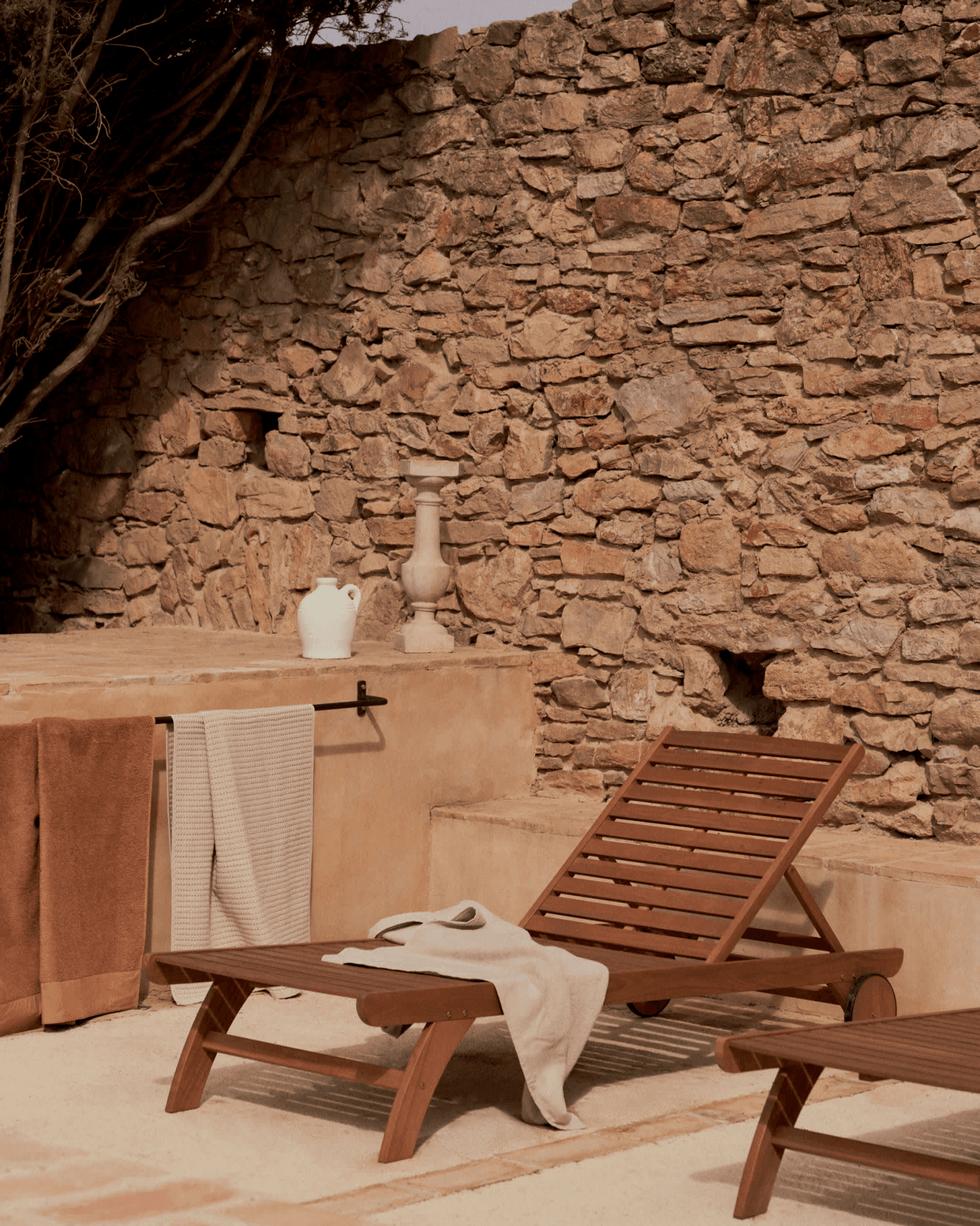 Leżak BEILA lite drewno eukaliptusowe La Forma Eye on Design