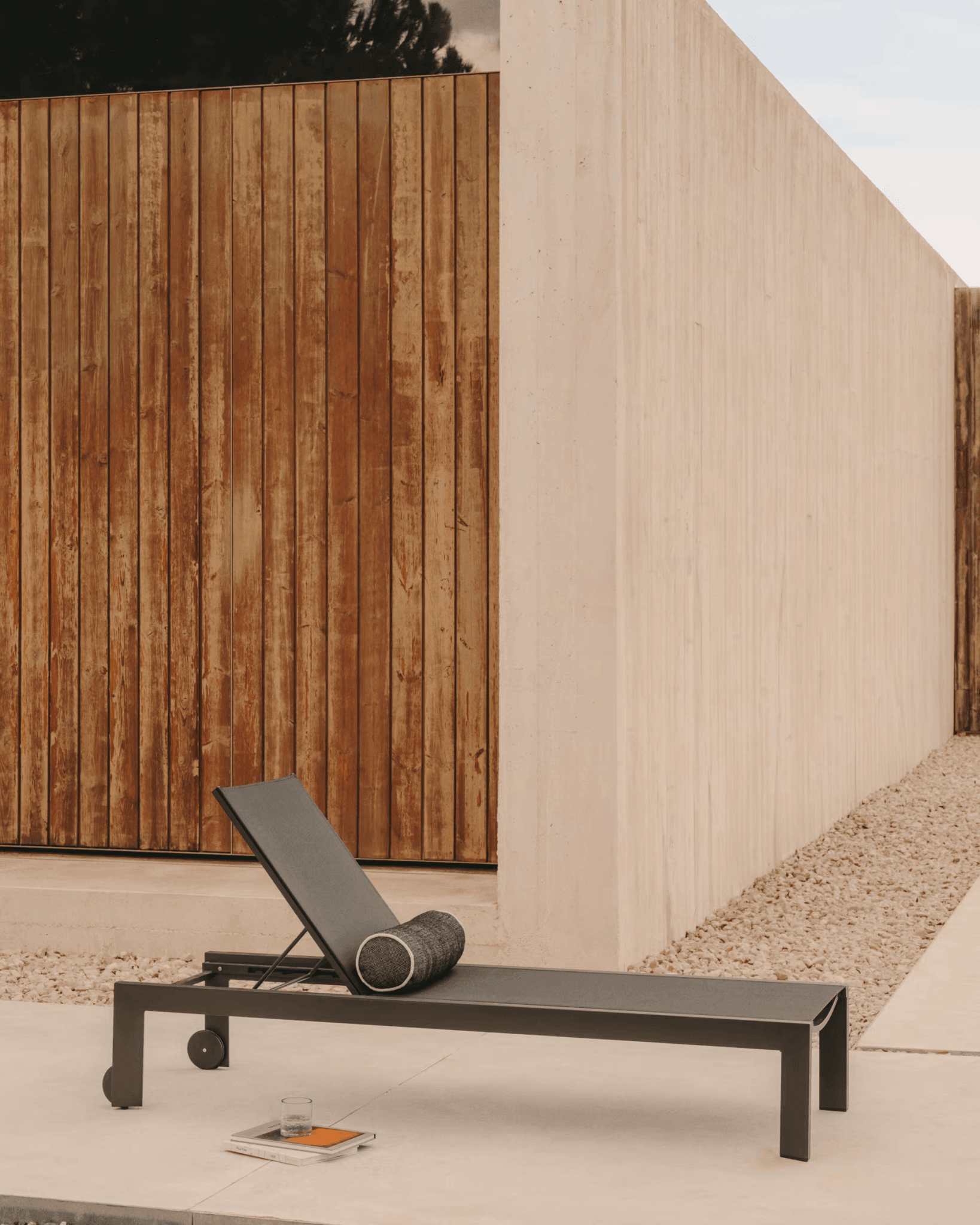 Leżak CANUTELLS czarny La Forma Eye on Design