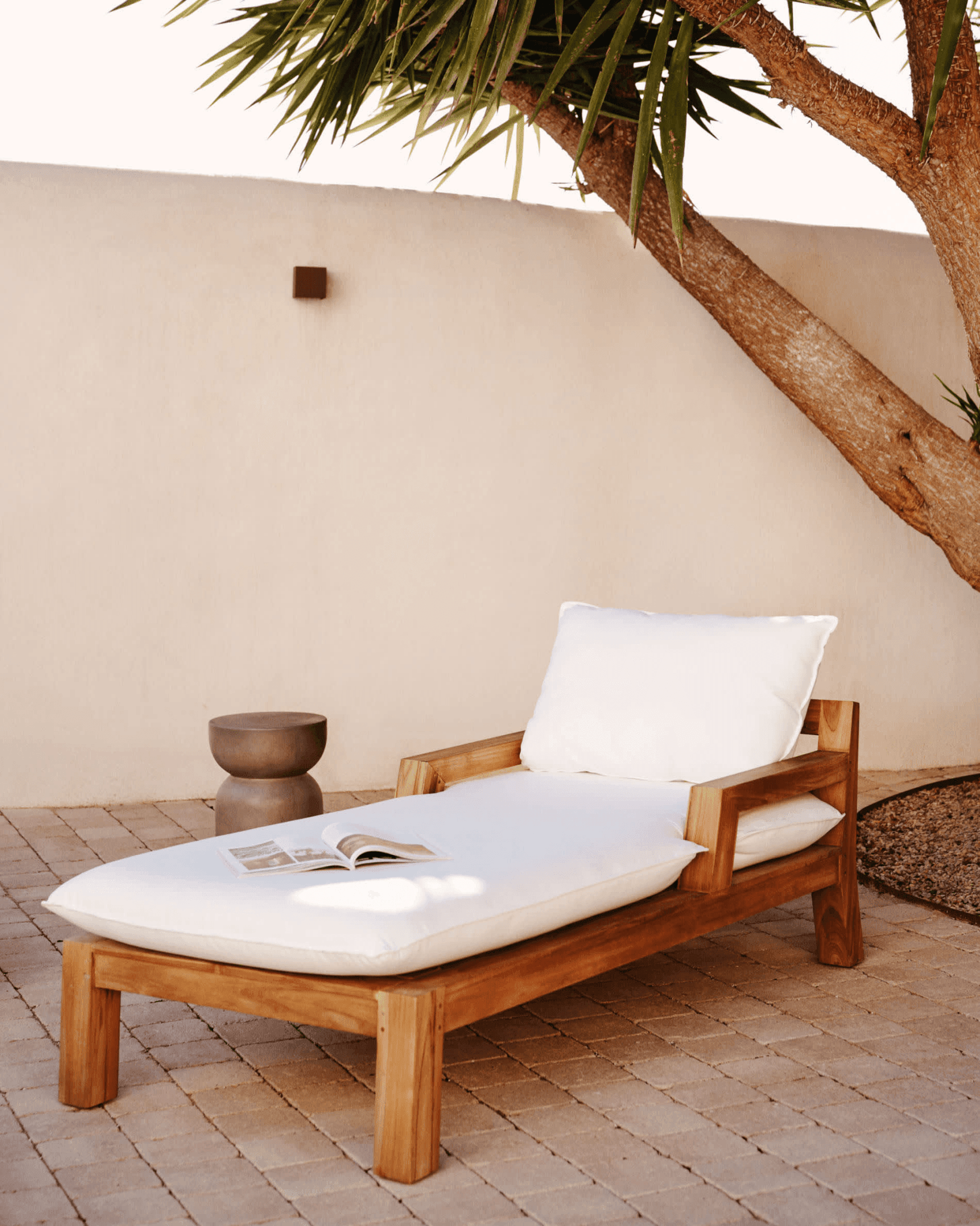 Leżak FORCANERA lite drewno tekowe La Forma Eye on Design
