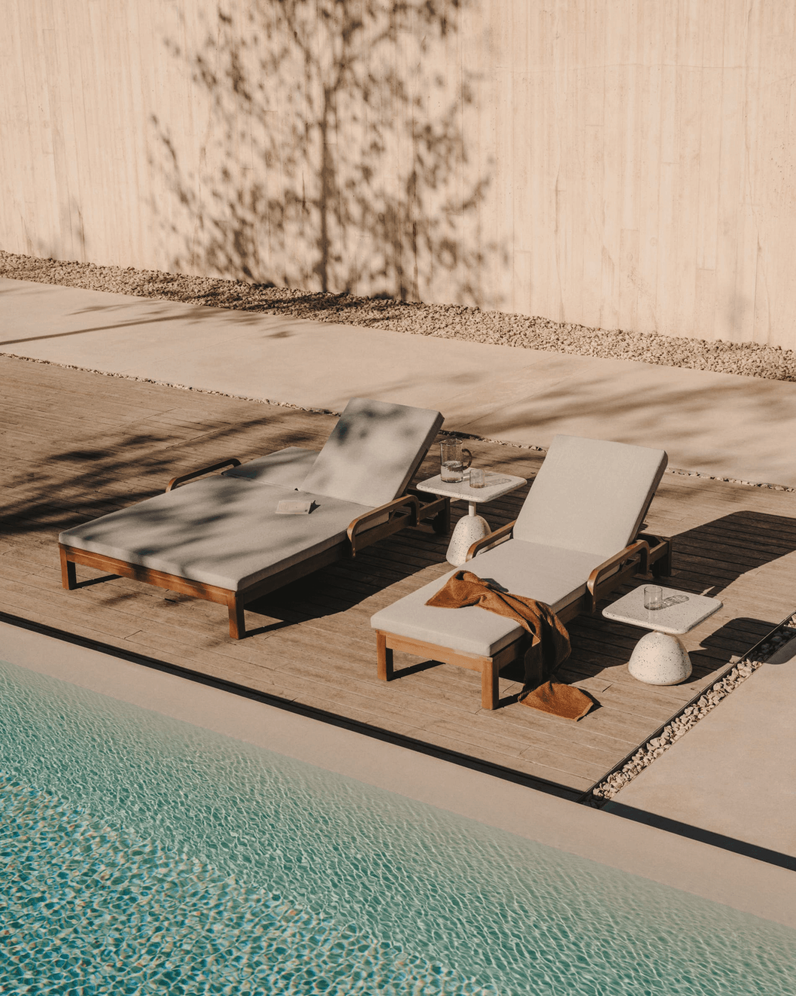 Leżak ogrodowy SONSAURA lite drewno eukaliptusowe La Forma Eye on Design