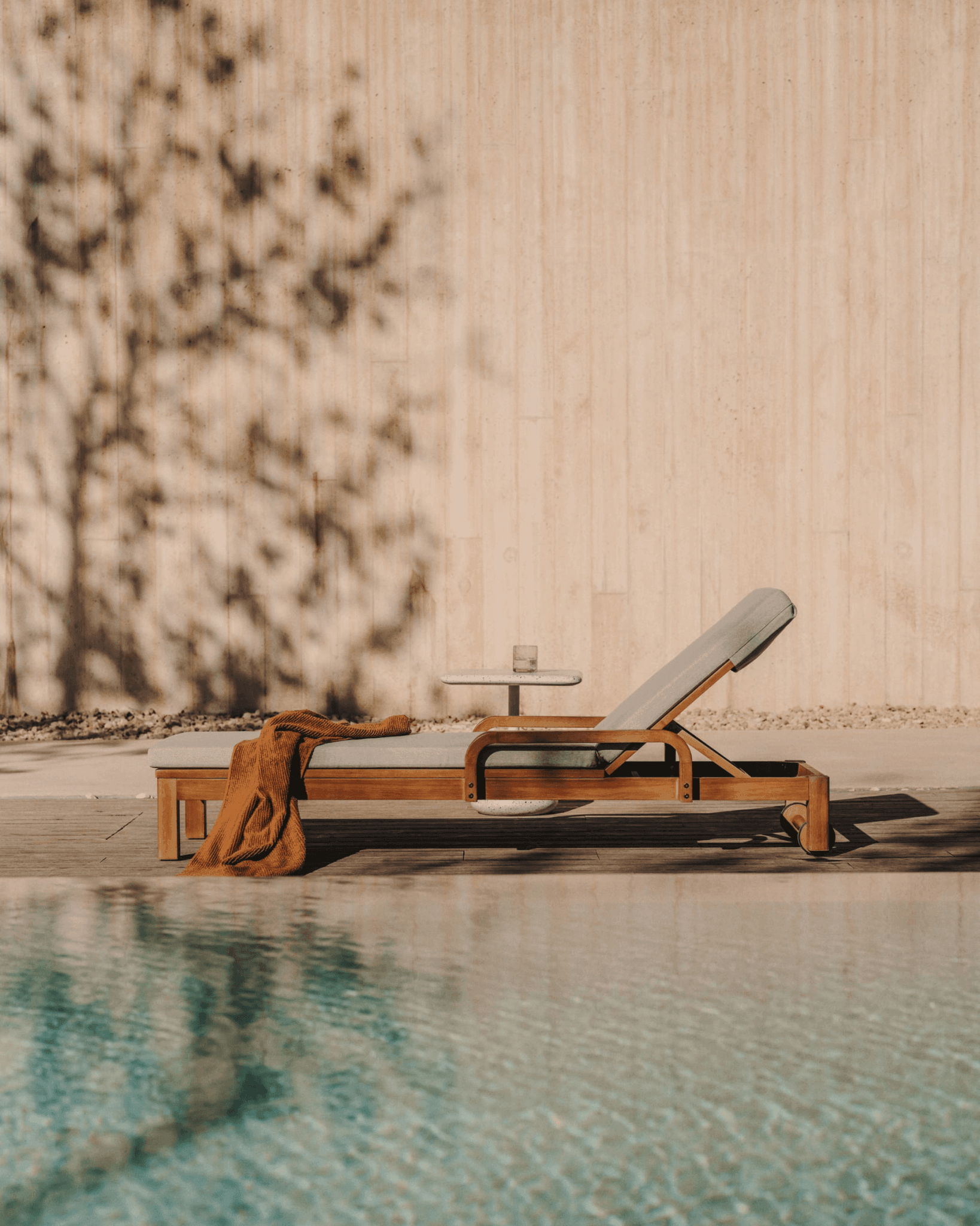 Leżak ogrodowy SONSAURA lite drewno eukaliptusowe La Forma Eye on Design