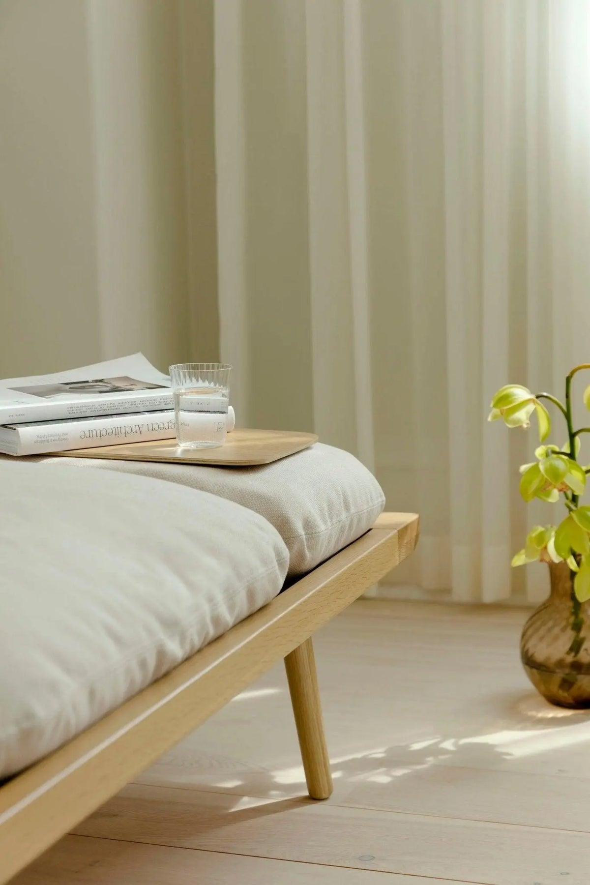 Leżanka LOUNGE AROUND baby blue z dębową podstawą – drewno dębowe