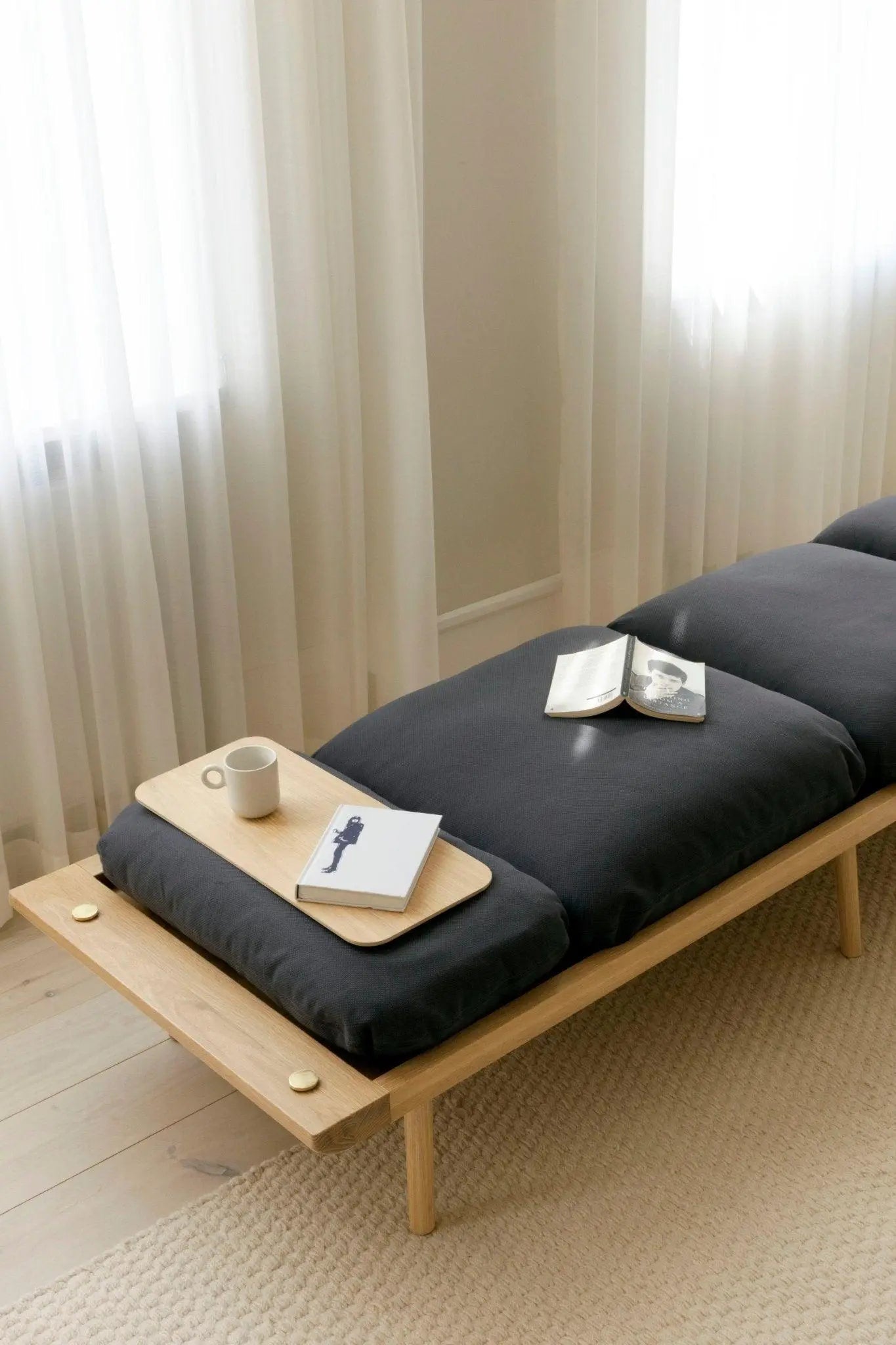 Leżanka LOUNGE AROUND beżowy z ciemno dębową podstawą – drewno dębowe