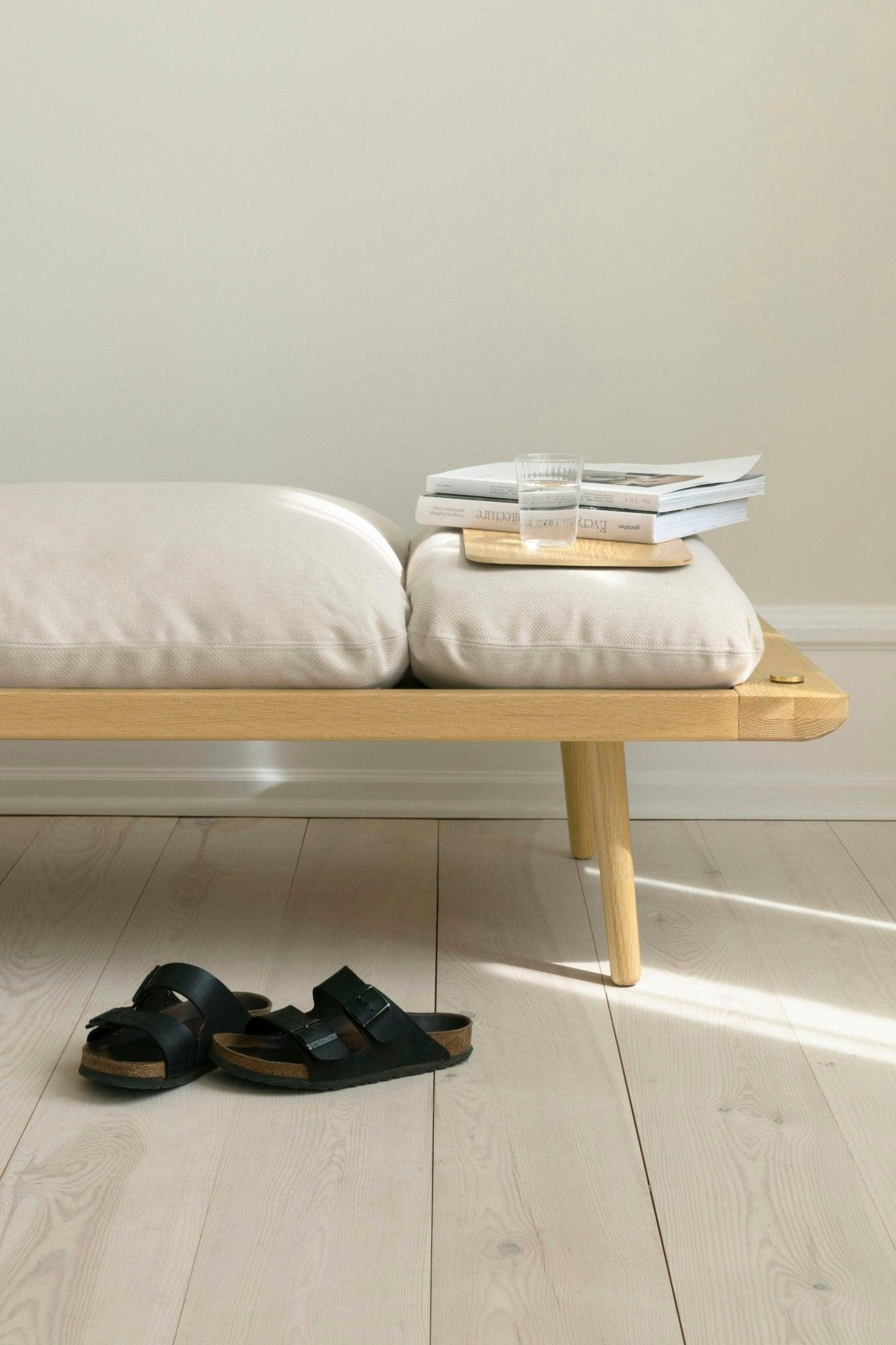 Leżanka LOUNGE AROUND beżowy z ciemno dębową podstawą UMAGE Eye on Design