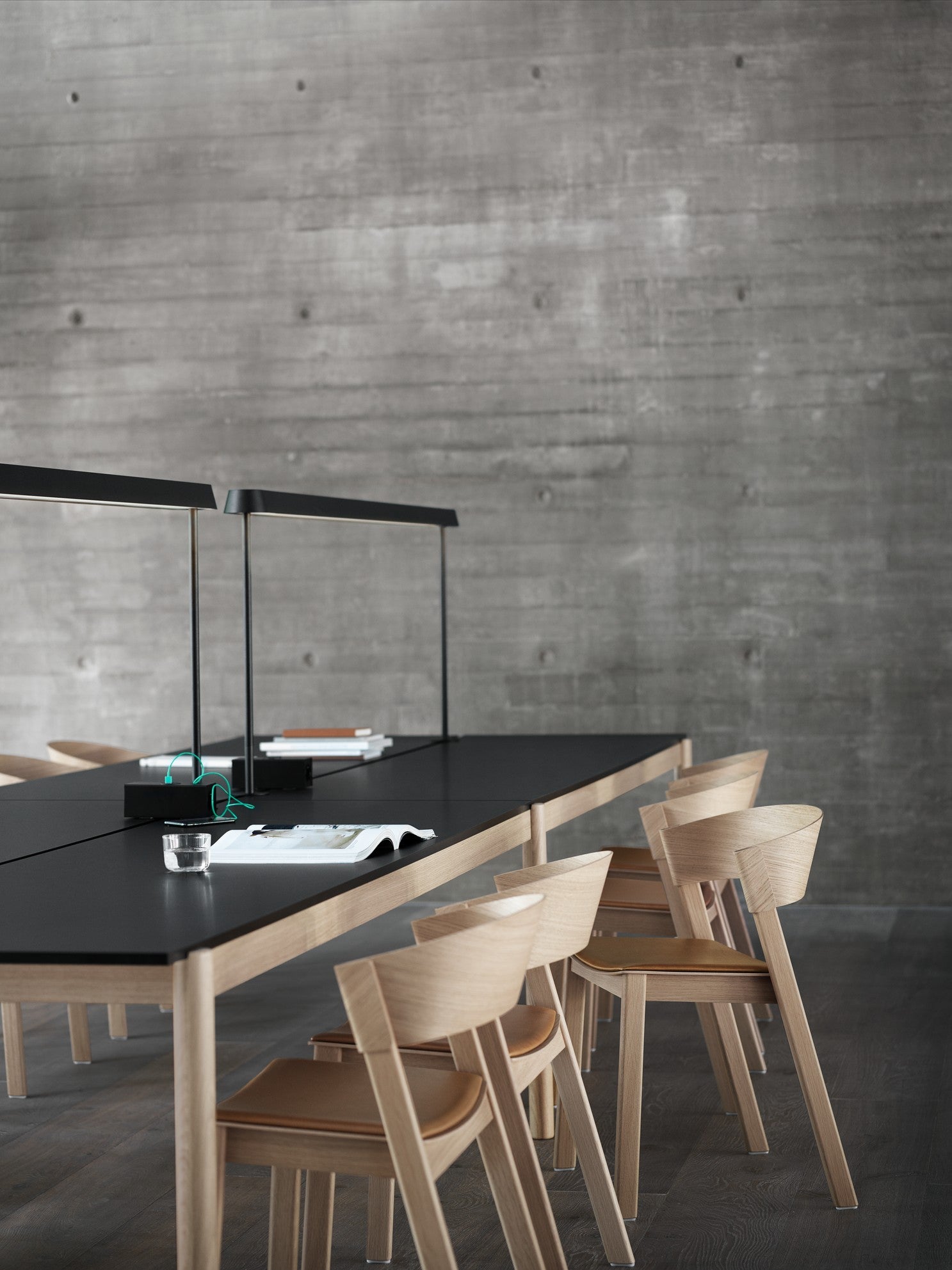 Bureau tafel LINEAR SYSTEM - CONFIGURATIE 2 zwart nanolaminaat met eiken basis