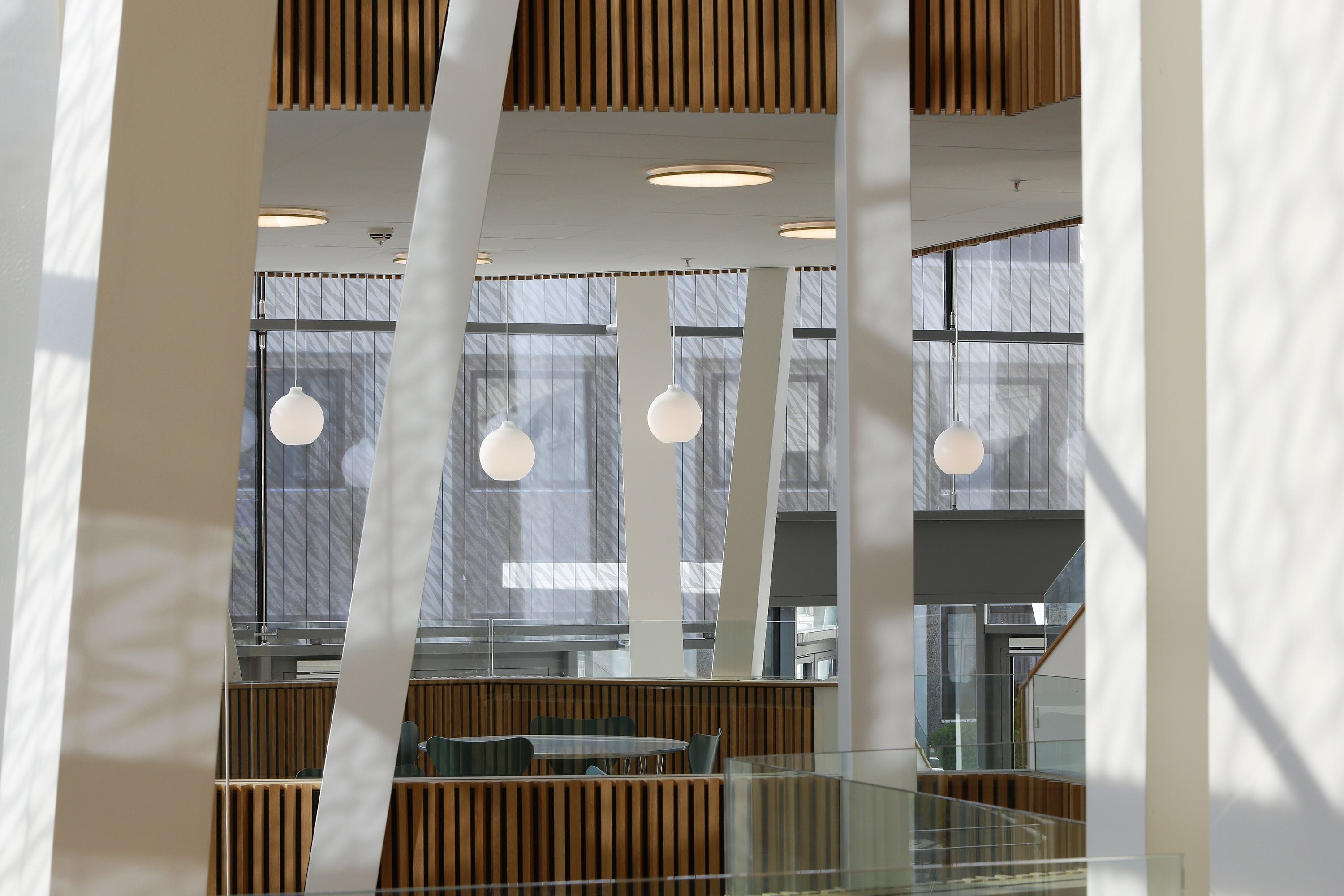 Plafon AJ MUNKEGAARD weiß mit messingfarbener Verkleidung