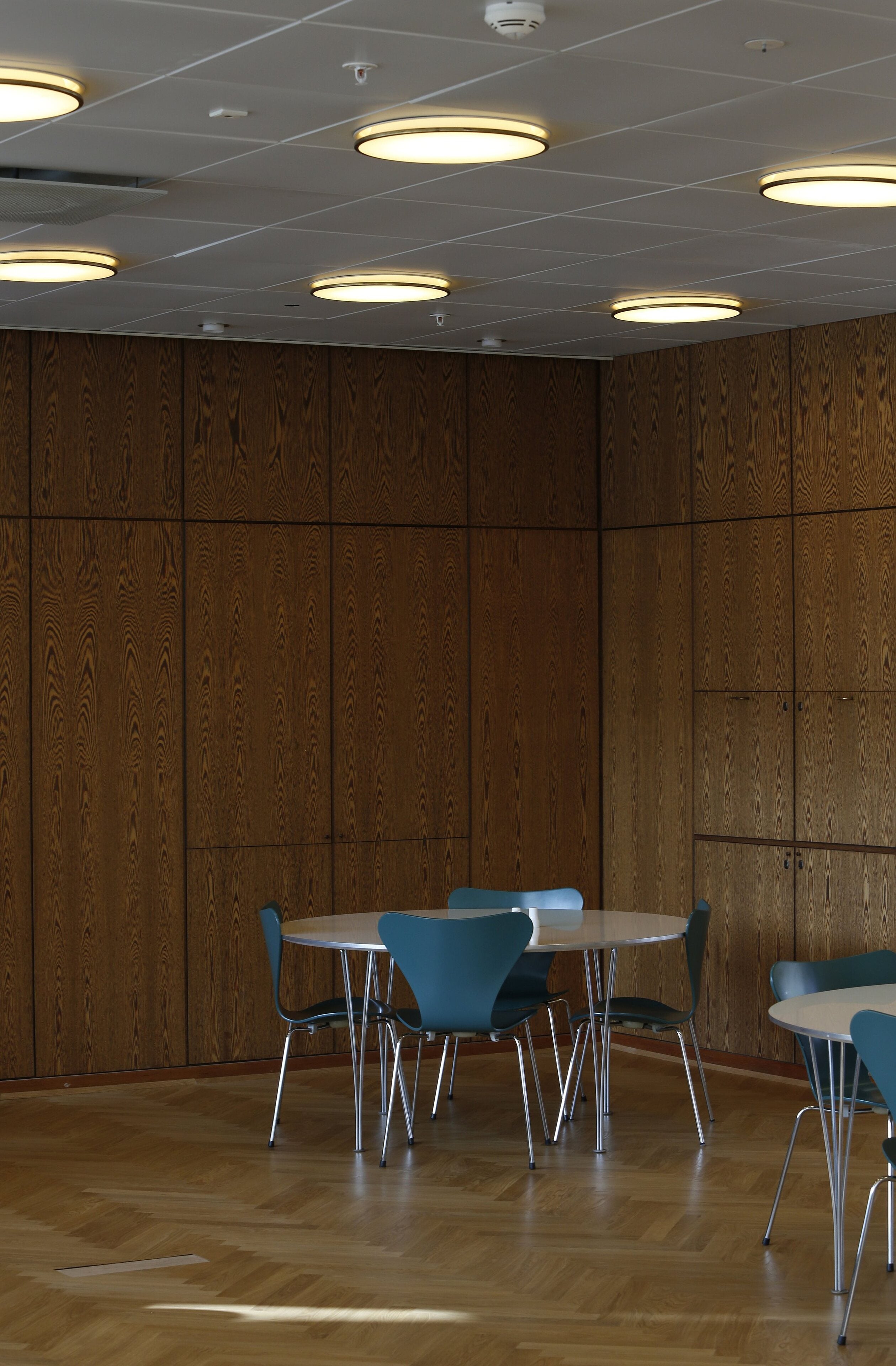 Plafon AJ MUNKEGAARD weiß mit messingfarbener Verkleidung