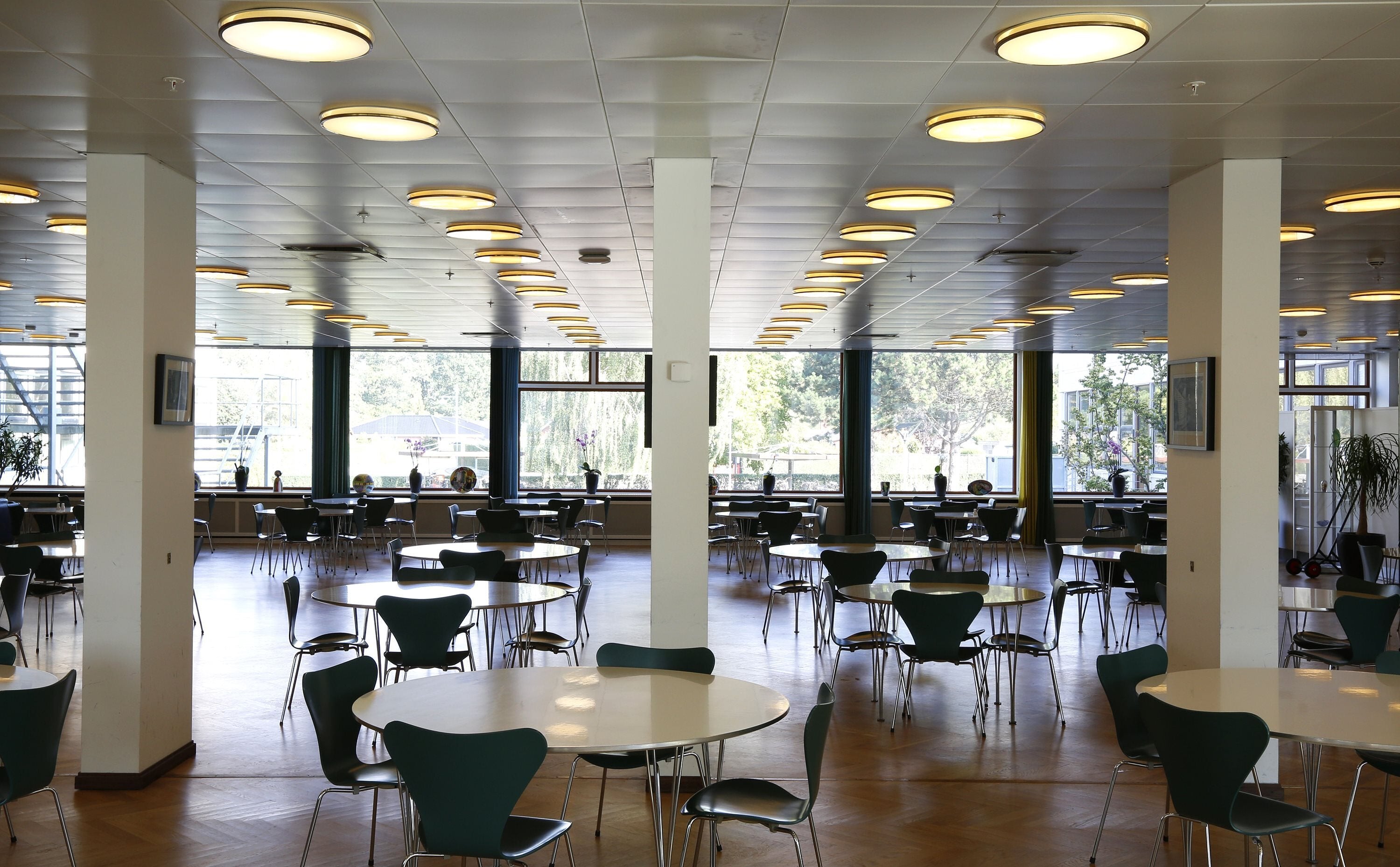 Plafon AJ MUNKEGAARD weiß mit messingfarbener Verkleidung