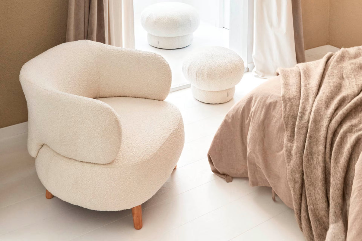 Fauteuil LUISA parelmoer chenille met een basis van massief beukenhout