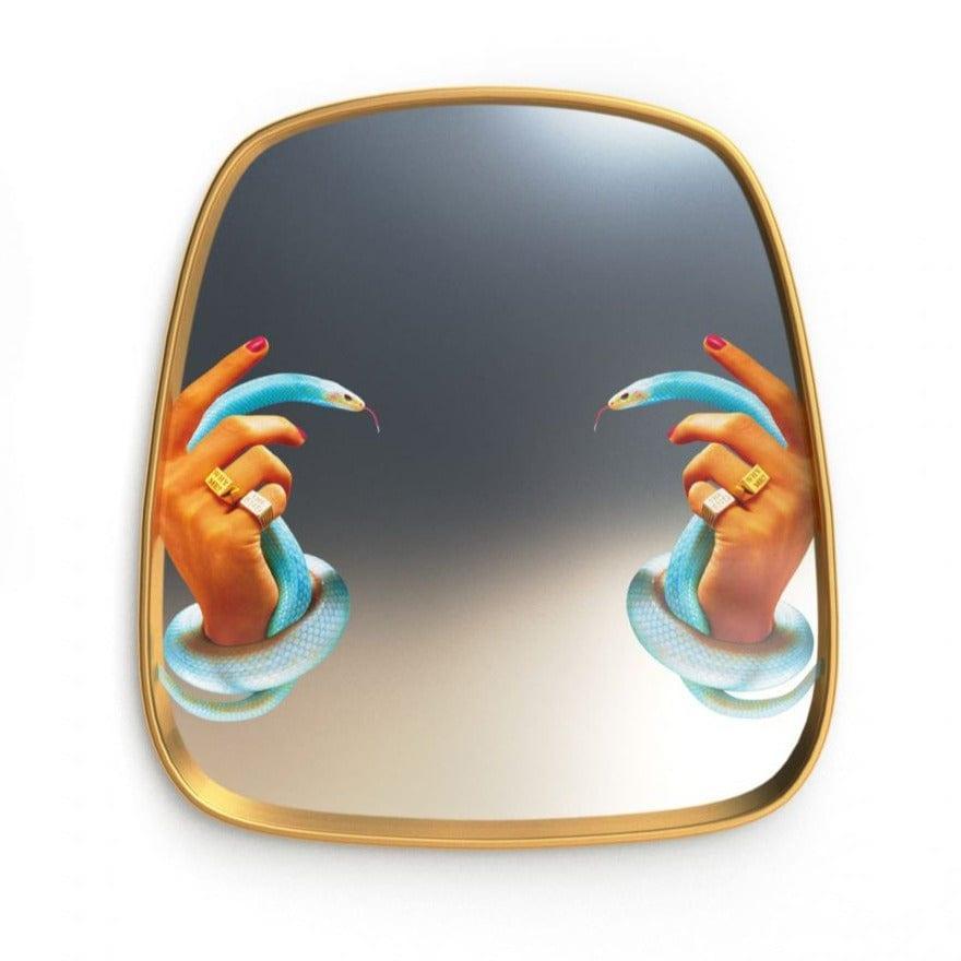 Lustro dekoracyjne HANDS WITH SNAKES w złotej ramie Seletti Eye on Design