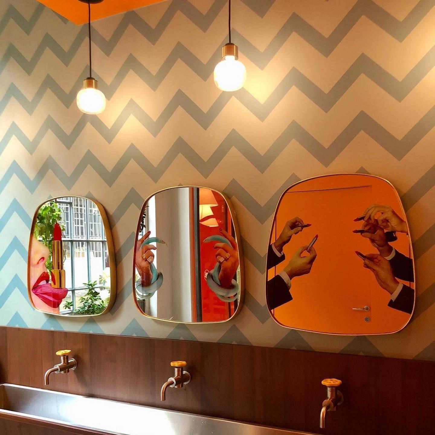 Lustro dekoracyjne HANDS WITH SNAKES w złotej ramie Seletti Eye on Design