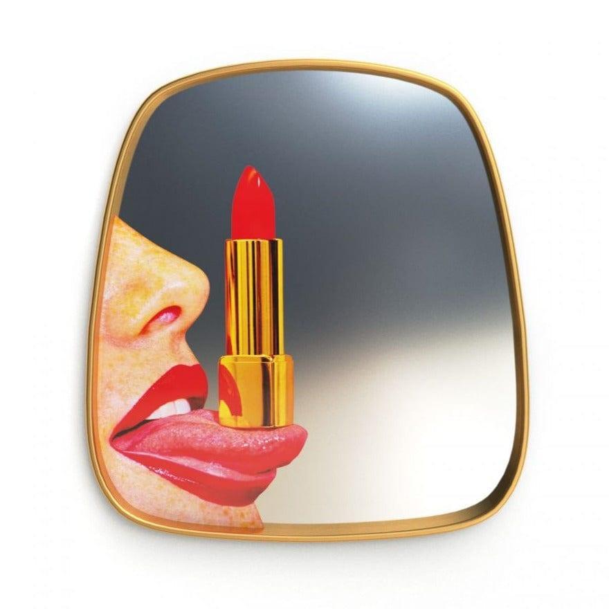 Lustro dekoracyjne TONGUE w złotej ramie Seletti Eye on Design