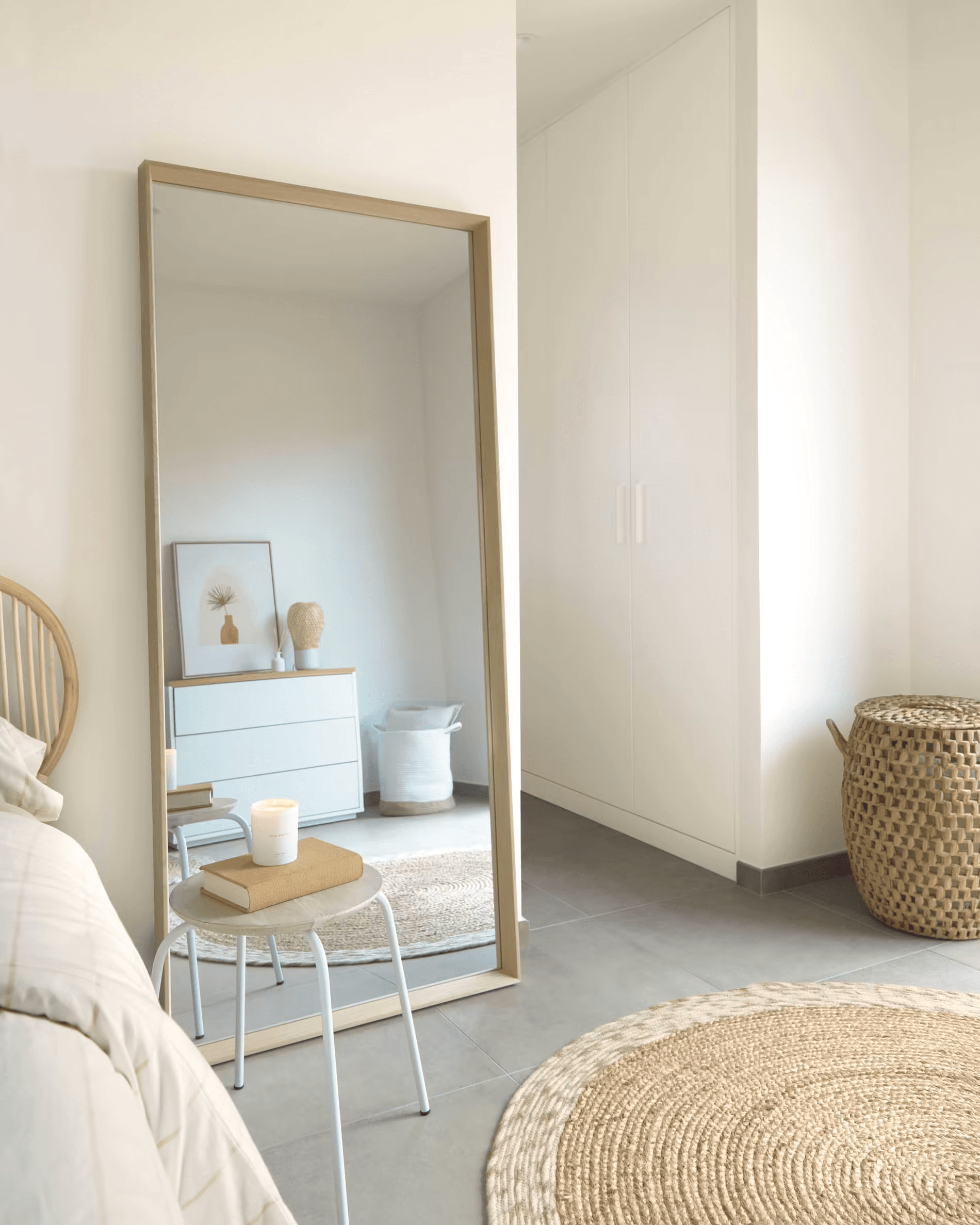 Lustro NERINA drewniana rama La Forma Eye on Design