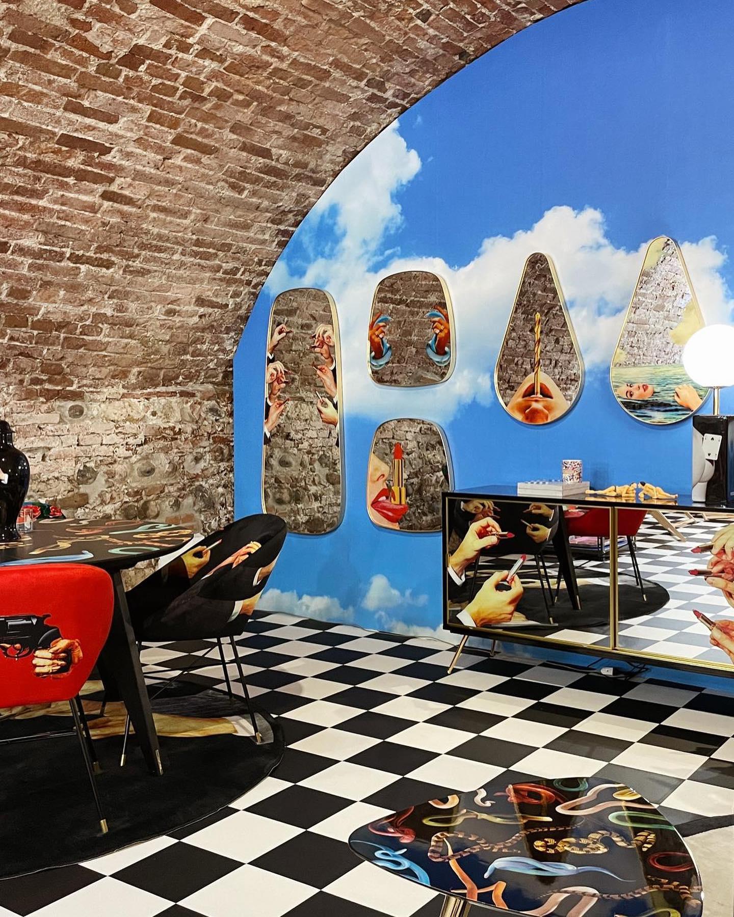 Lustro w kształcie łezki LIPSTICKS w złotej ramie Seletti Eye on Design