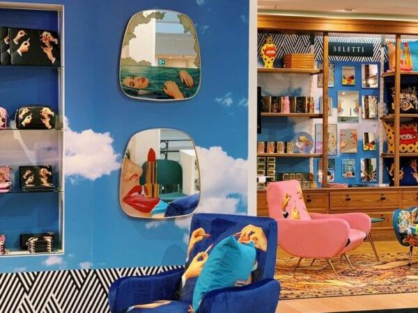 Lustro w kształcie łezki PEAR DRILL w złotej ramie Seletti Eye on Design