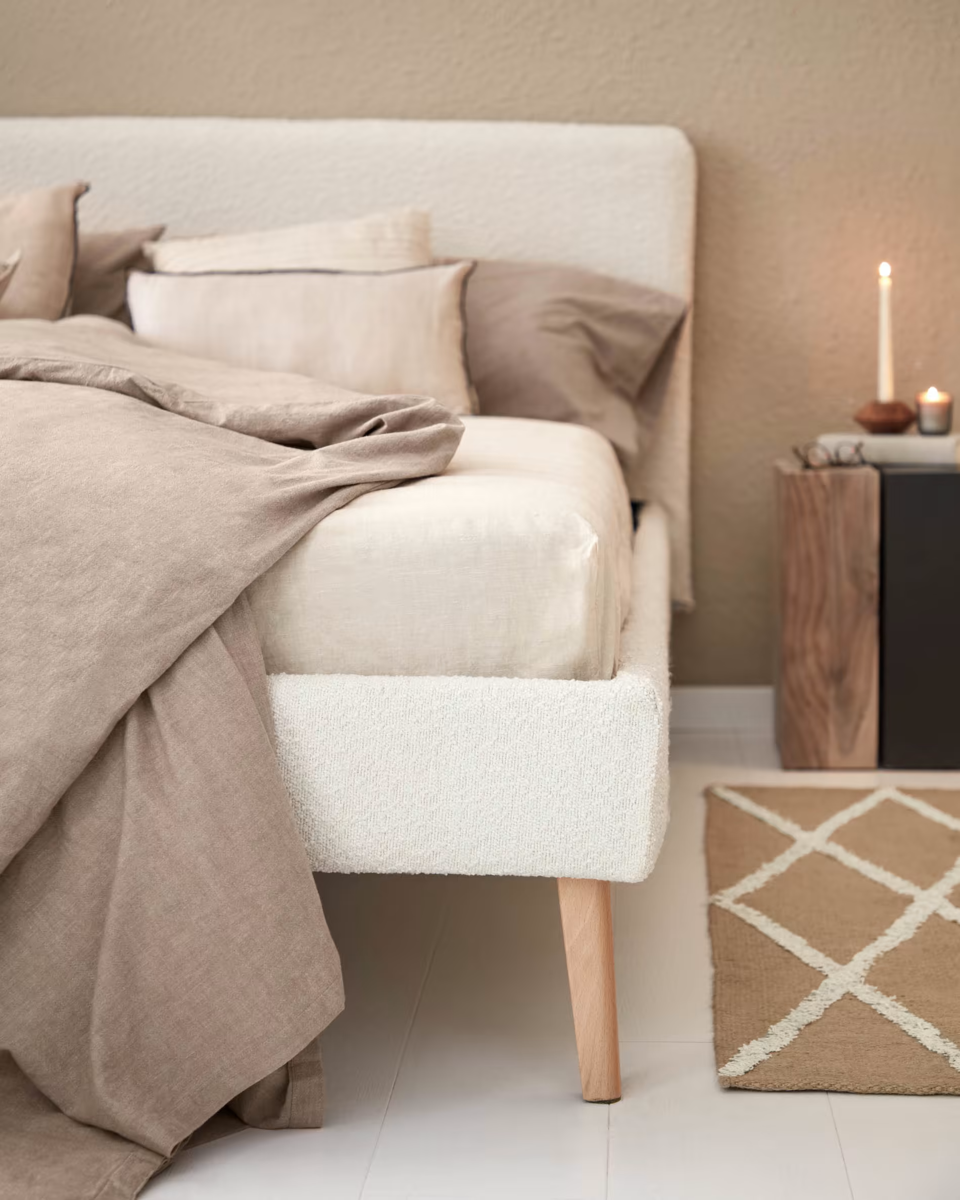 Łóżko DYLA biały boucle La Forma Eye on Design