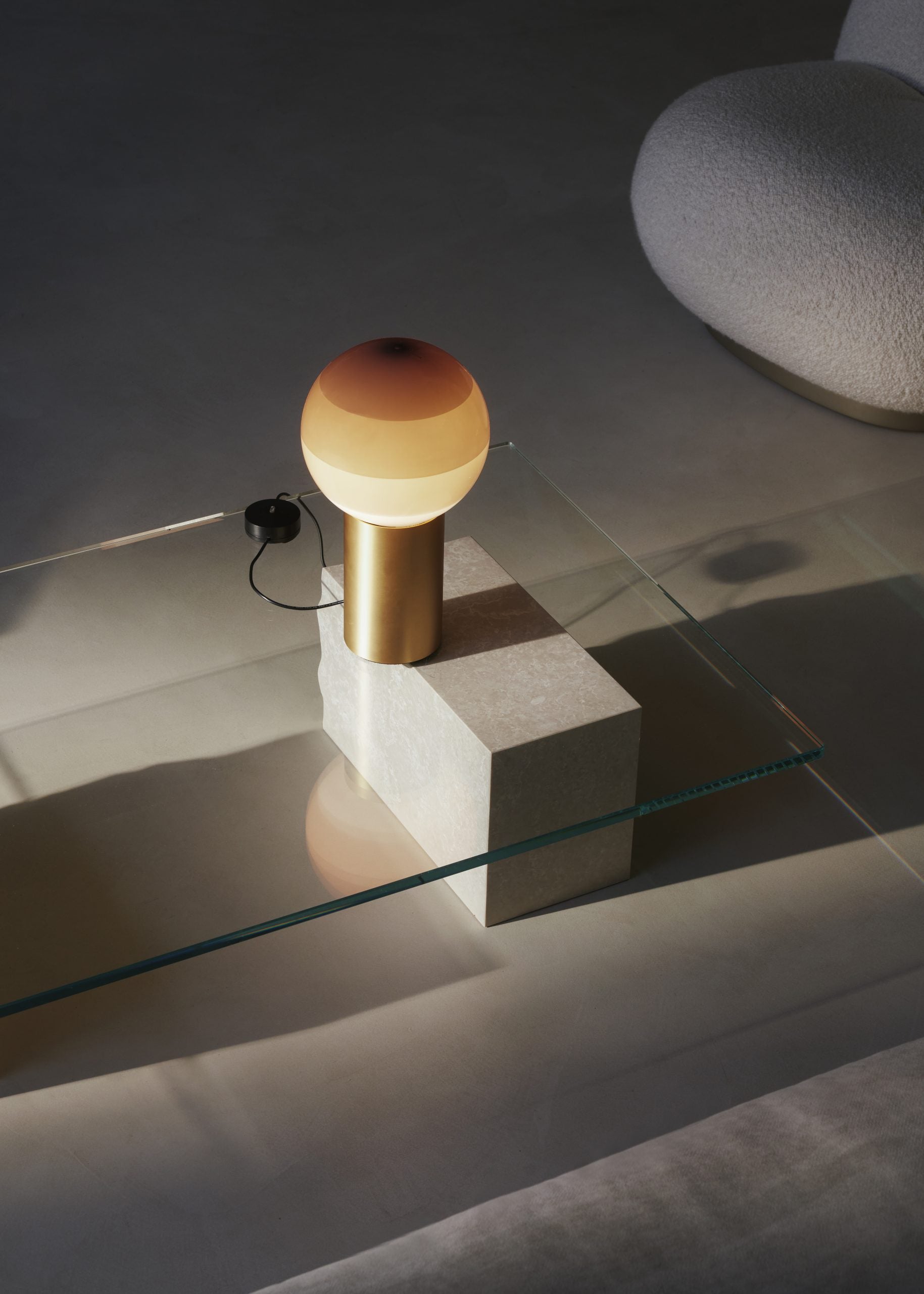 Tischlampe DIPPING schokoladenbraun mit goldenem Fuß