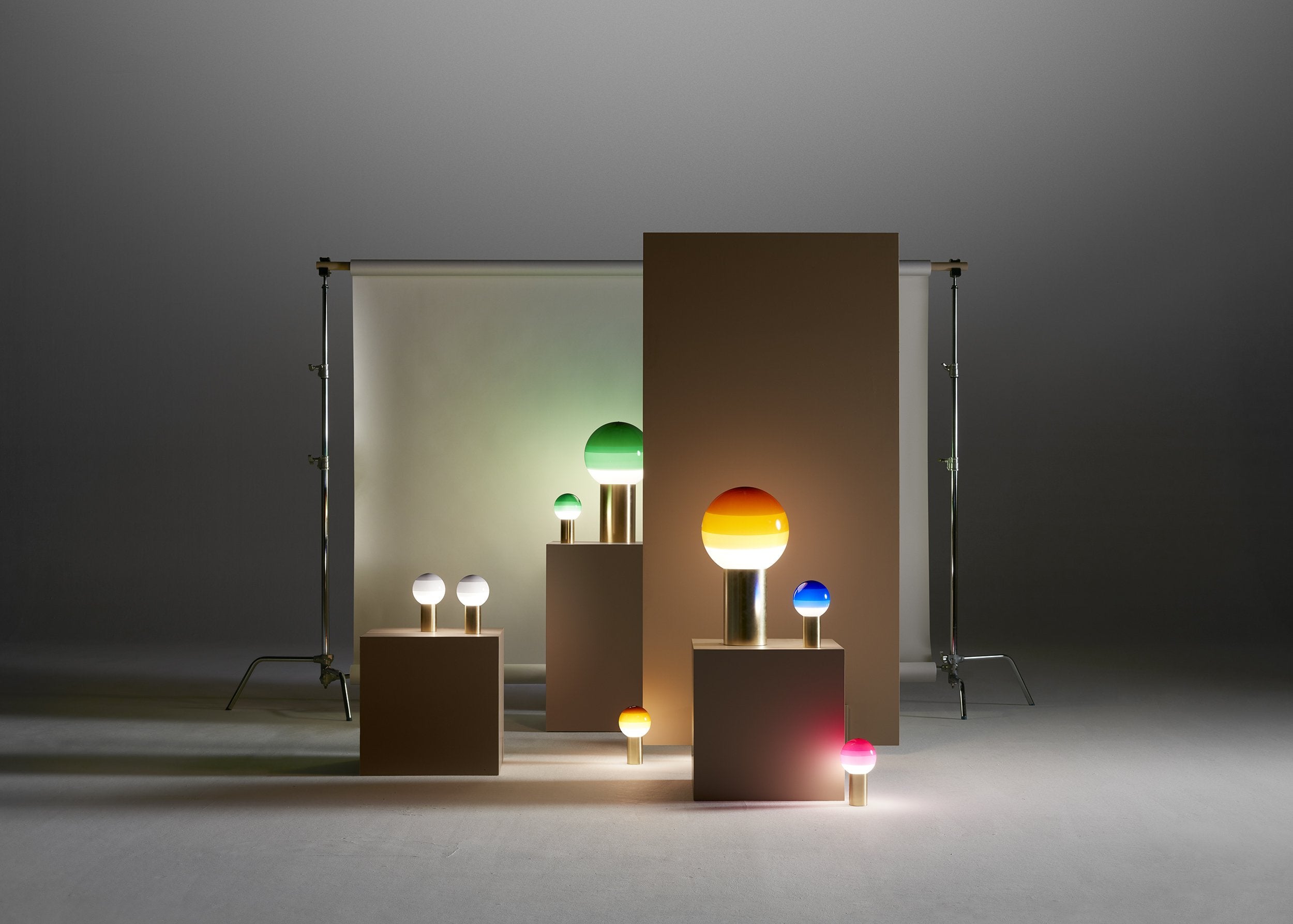 Tischlampe DIPPING grün mit goldenem Fuß