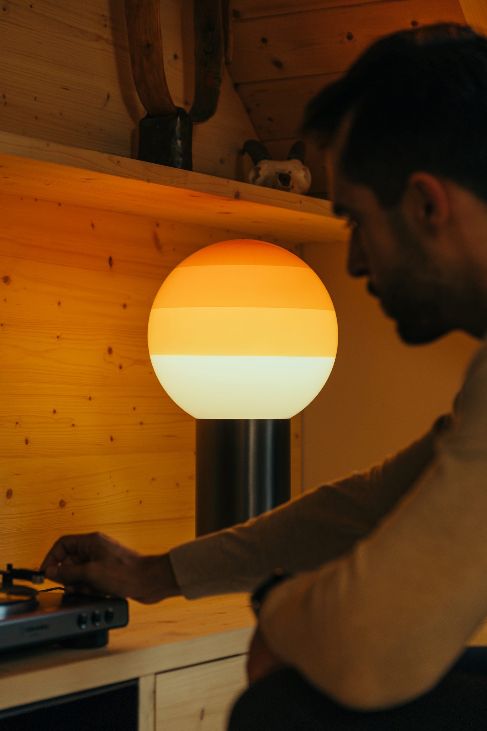 Tischlampe DIPPING schokoladenbraun mit goldenem Fuß