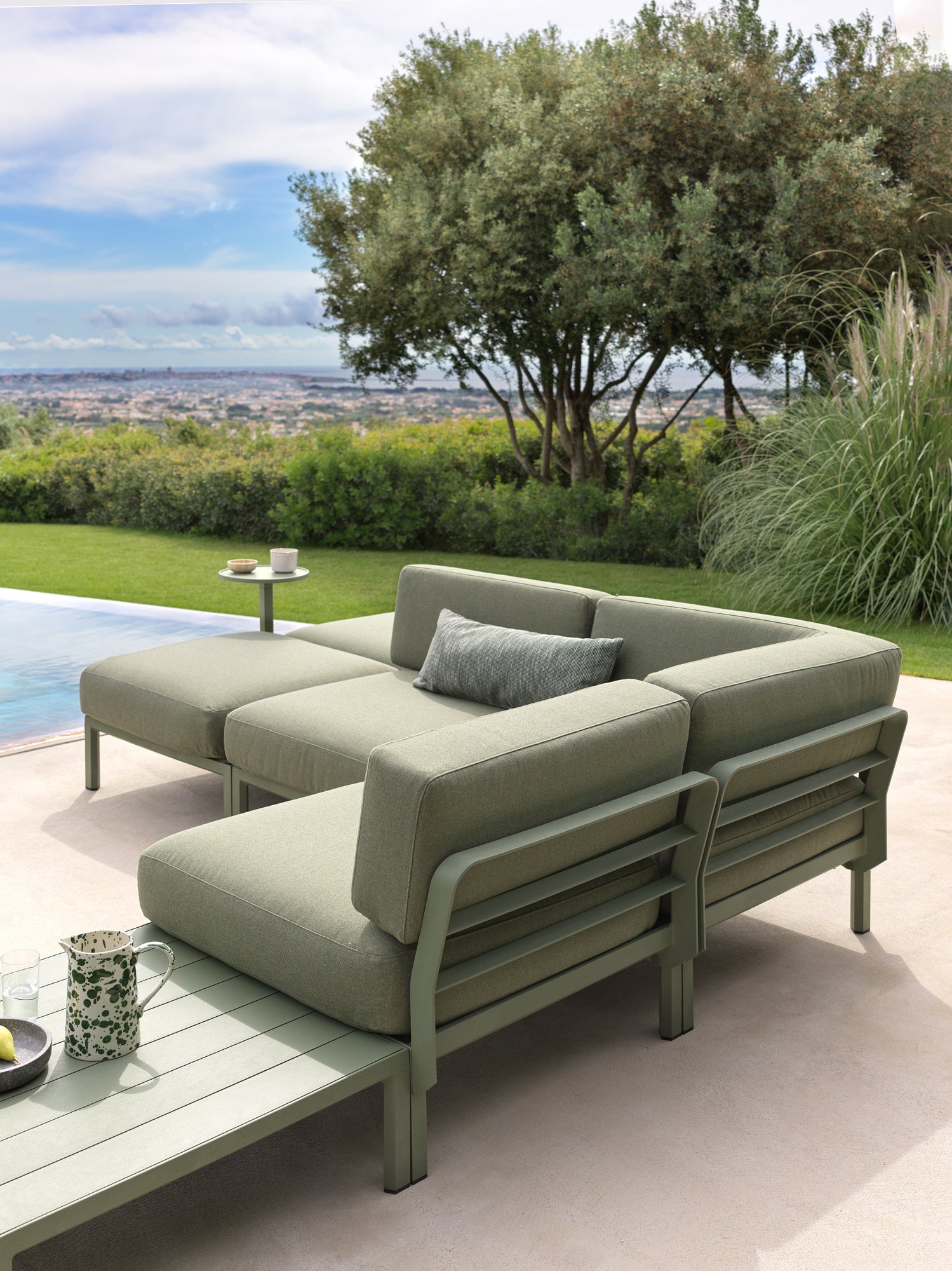MAXIMO Outdoor Pearl Pouf with Graphite Base
