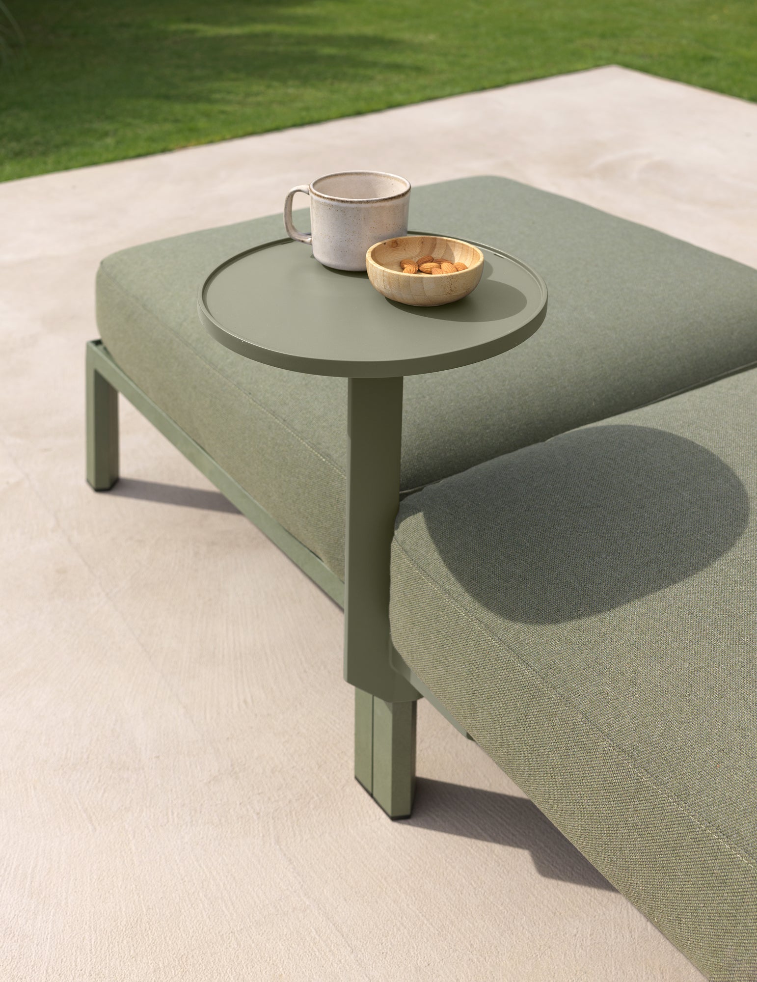 MAXIMO Outdoor Pearl Pouf with Graphite Base
