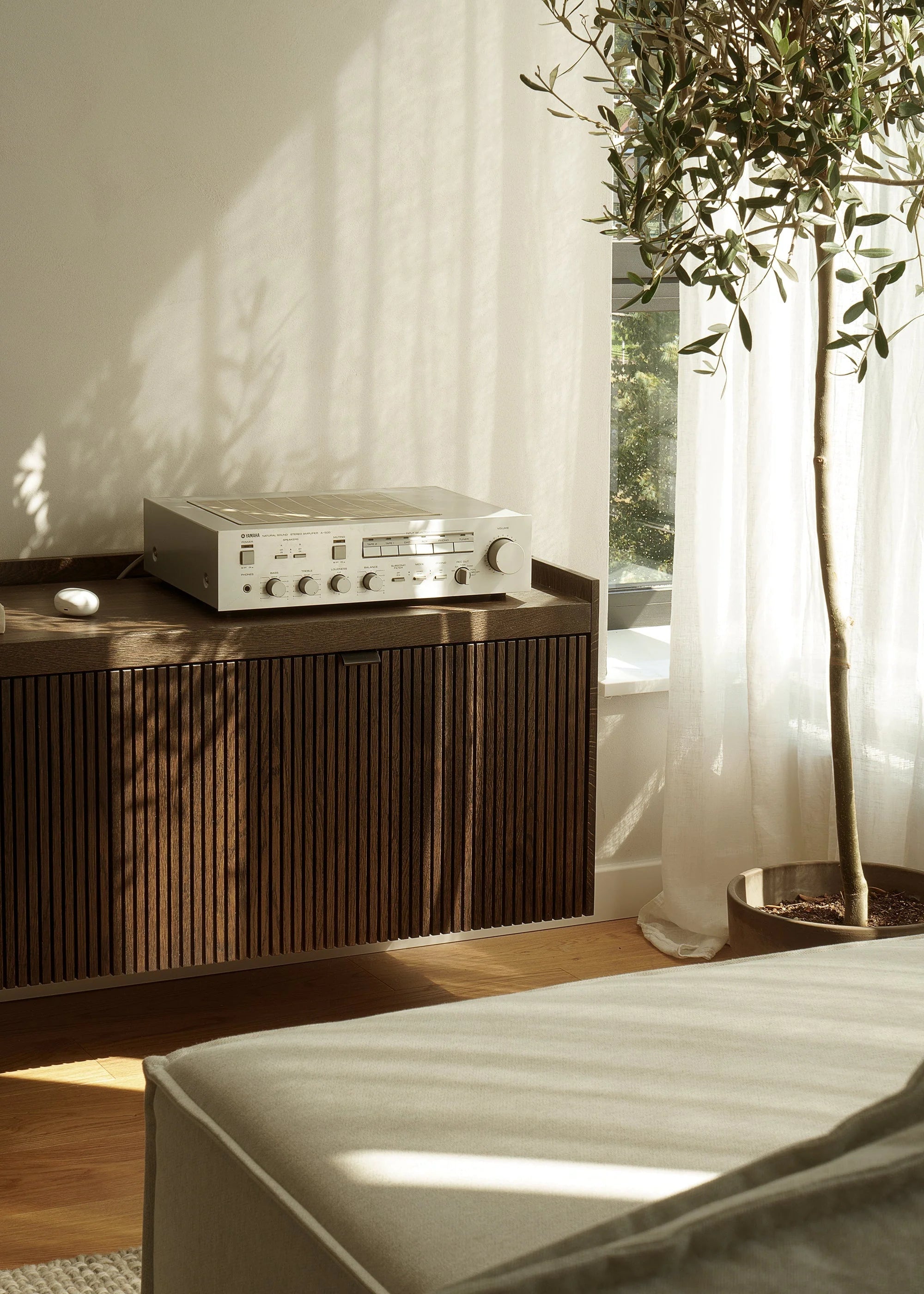 Wandkast RTV MEDA van eikenhout