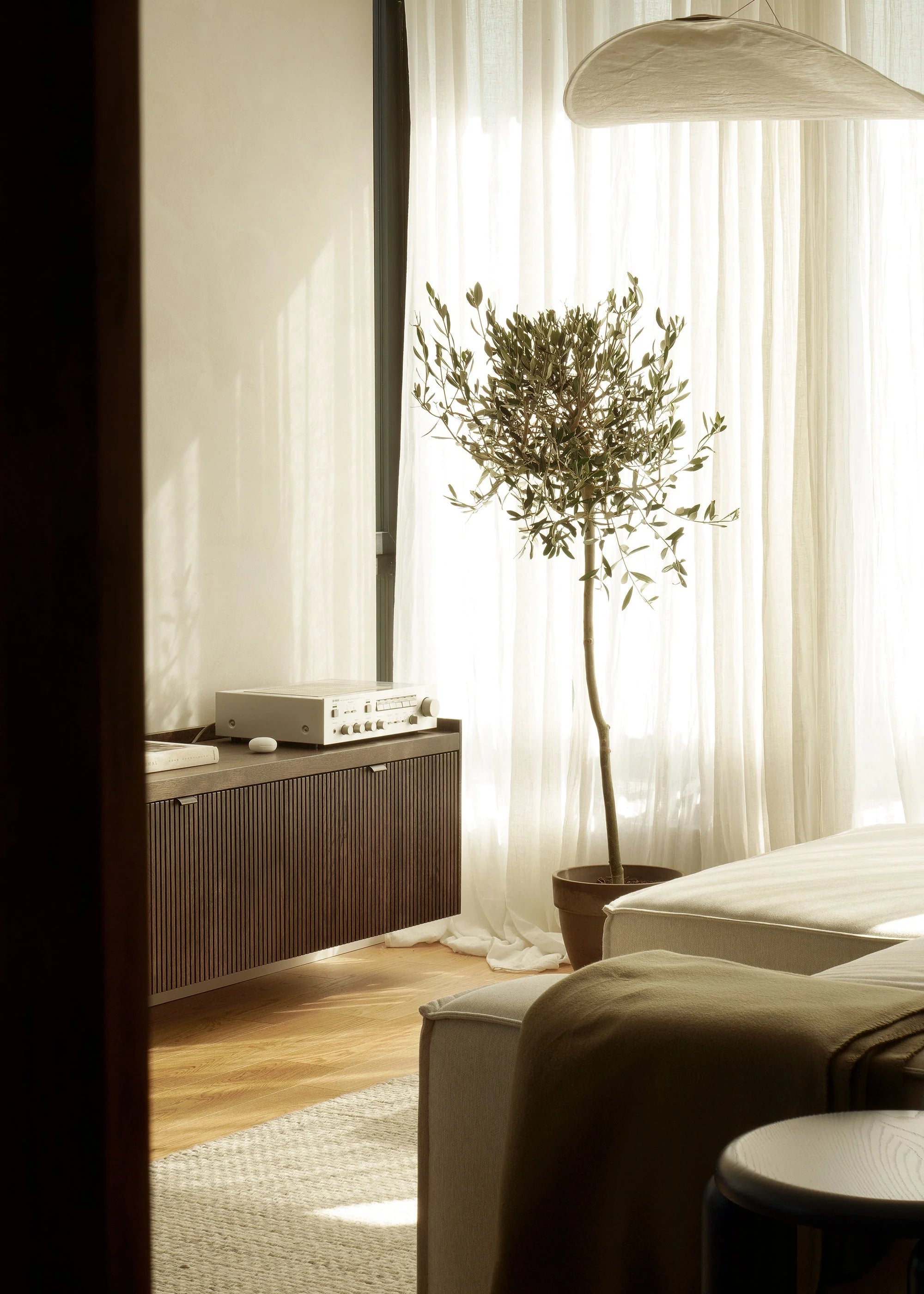 Wandkast RTV MEDA van eikenhout