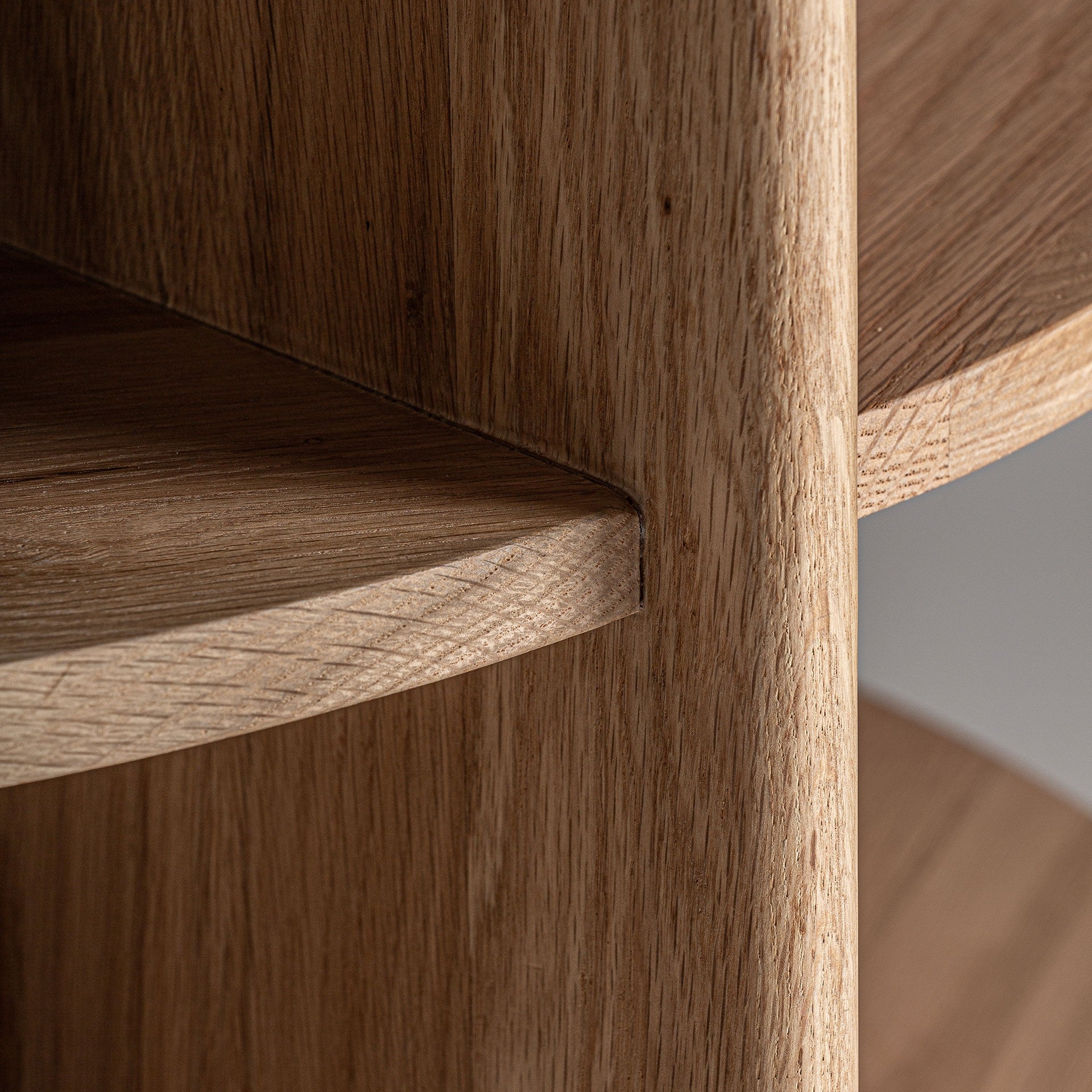 Zijtafel NARA eikenhout met zwart marmeren blad