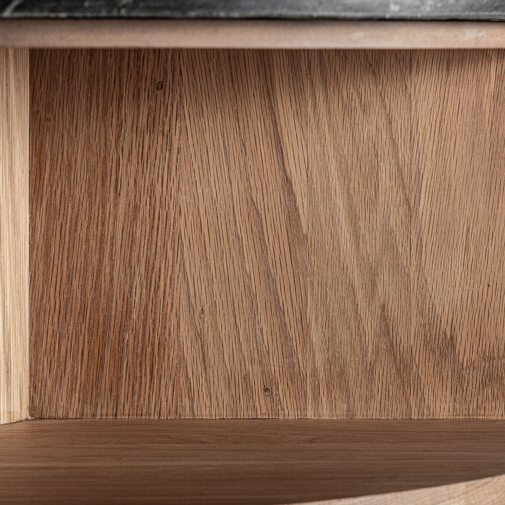 Zijtafel NARA eikenhout met zwart marmeren blad