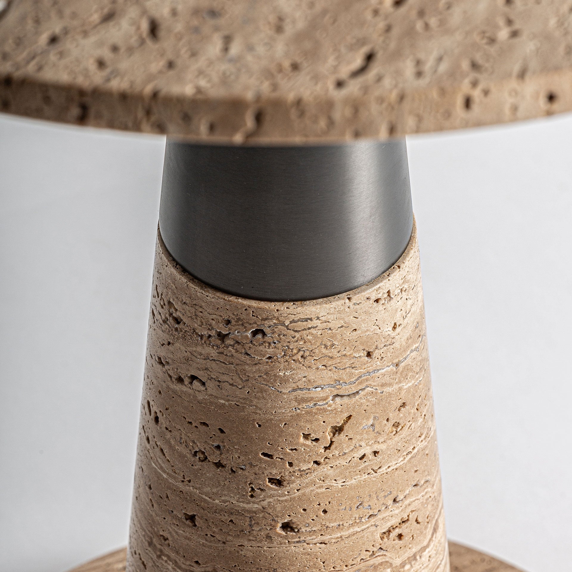 Bijzettafel RUST beige marmer met metalen afwerking