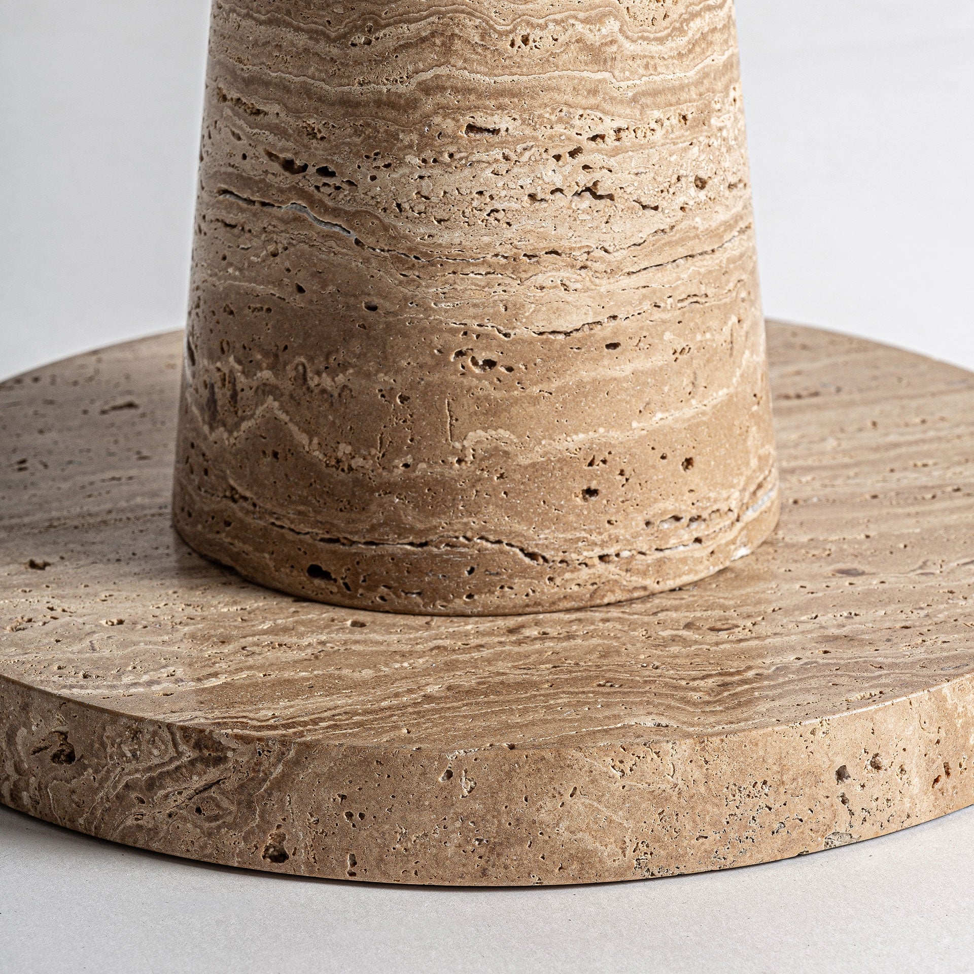 Bijzettafel RUST beige marmer met metalen afwerking
