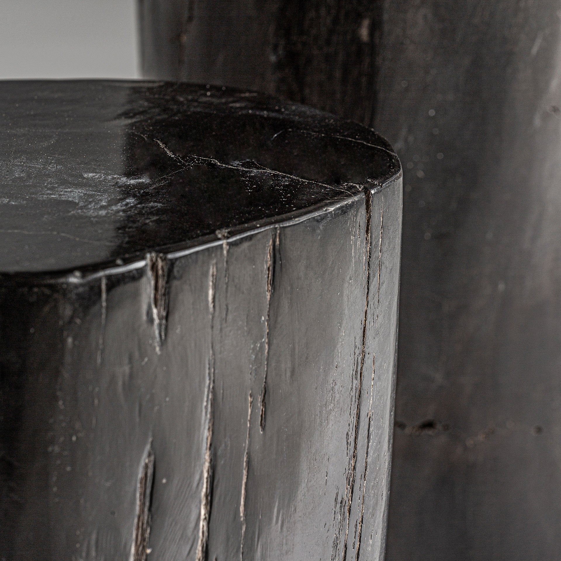 Beistelltisch TELTI schwarzes, versteinertes Holz
