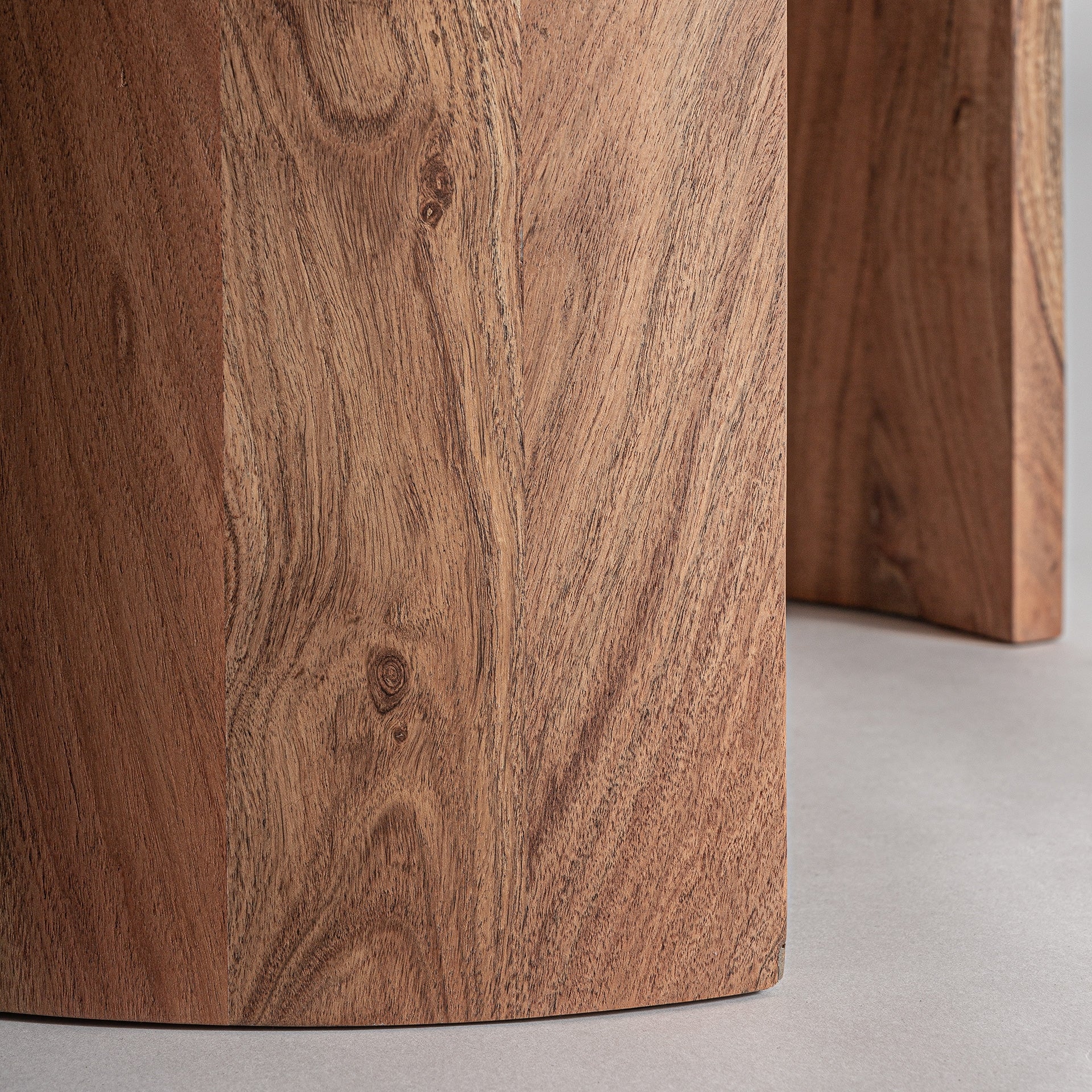 TIVOLI bijzettafel van mango-hout met een travertijn blad