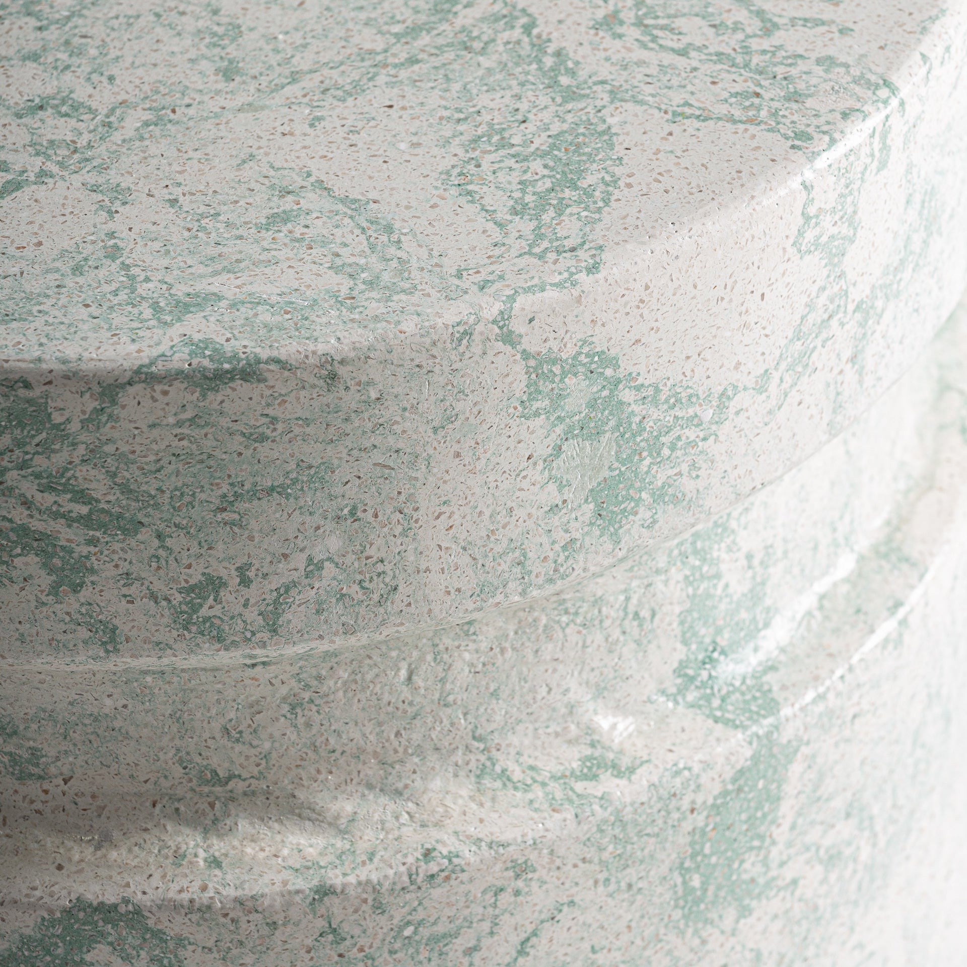 Zijtafel WATERN crème met groene terrazzo