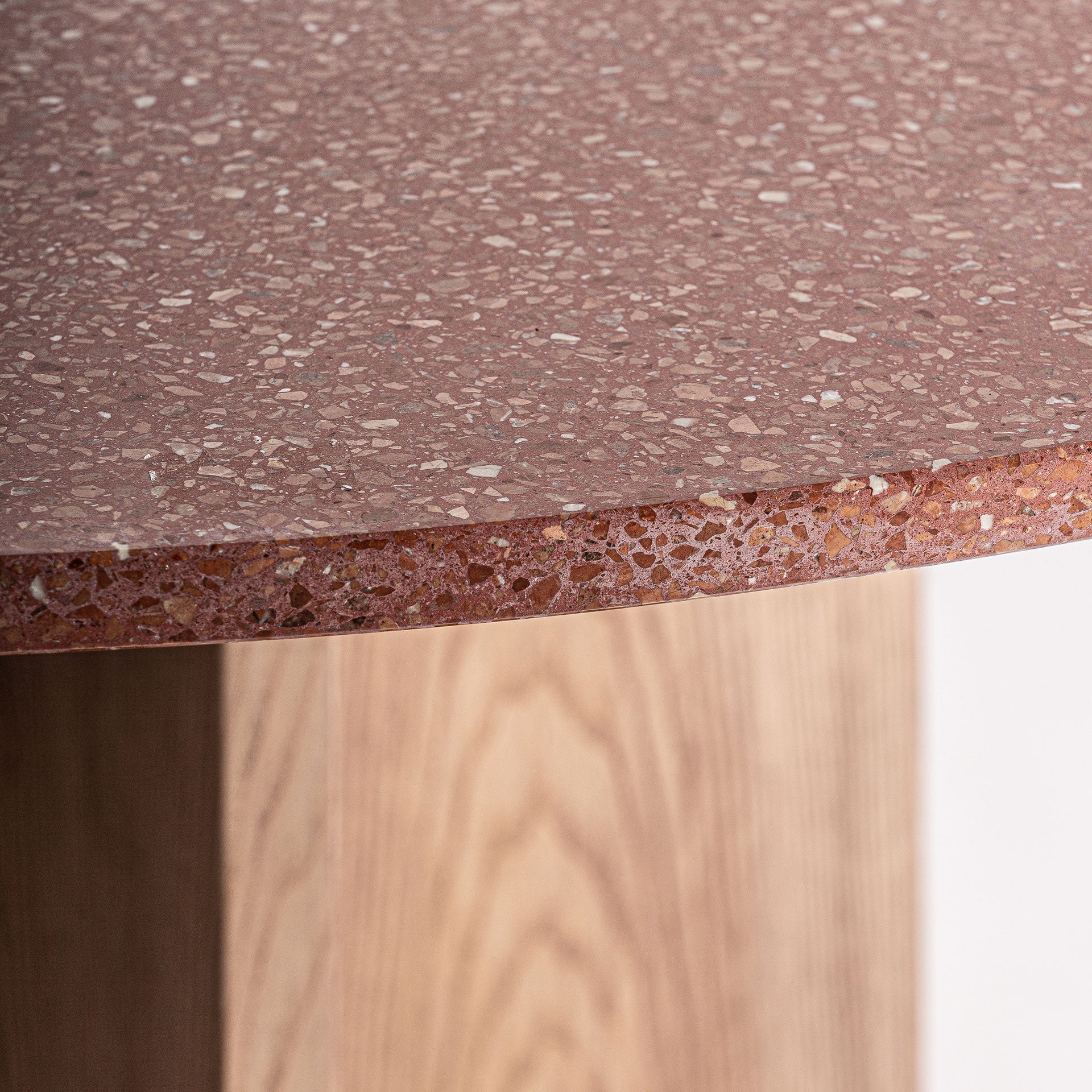 Ronde tafel ALFERCE bordeaux lastryko met houten basis en gouden afwerking