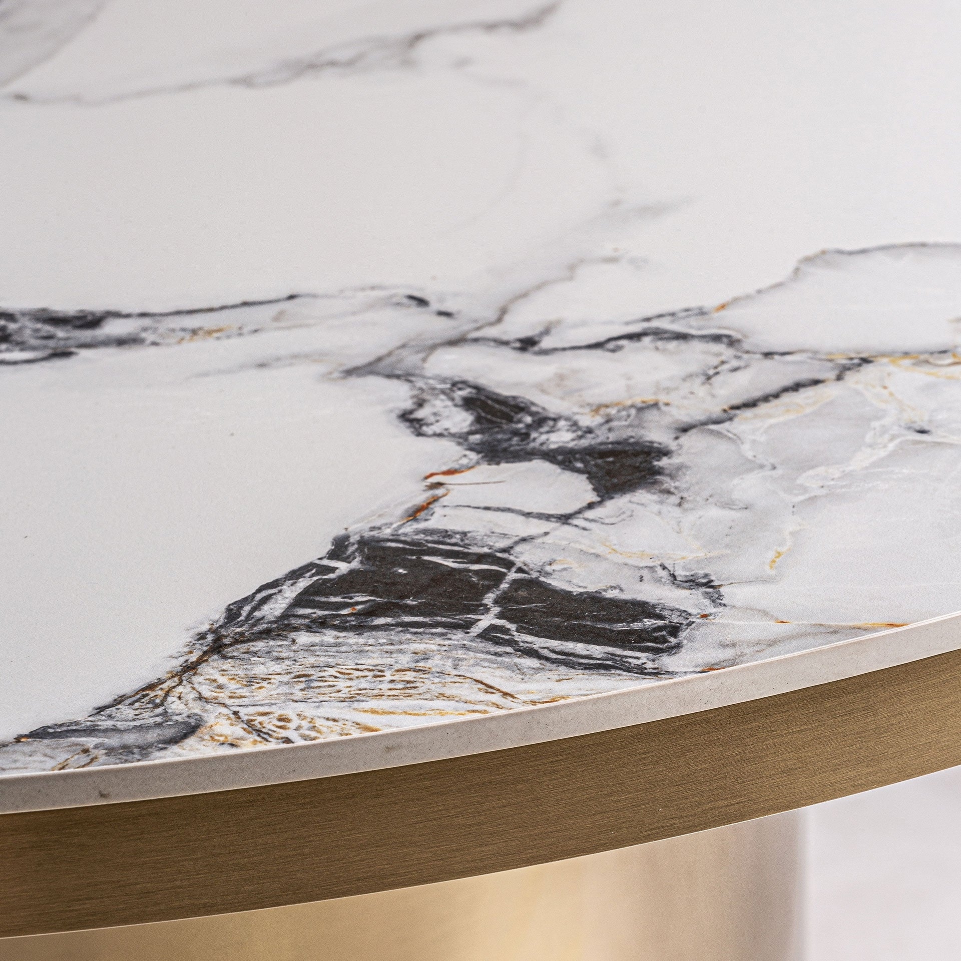 Ronde tafel ASTACH van porselein met gouden basis