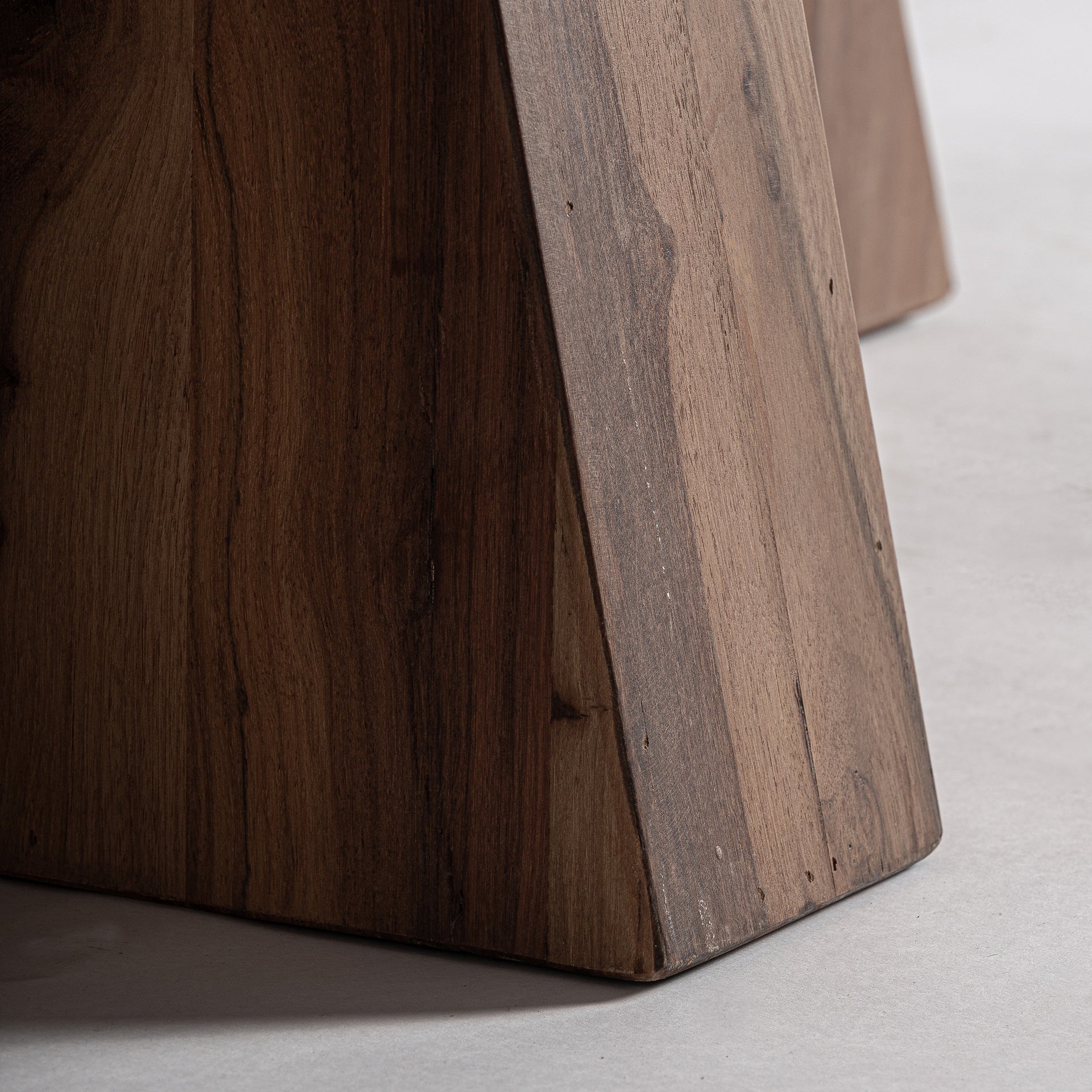 Tisch BRUTALIST aus recyceltem Holz