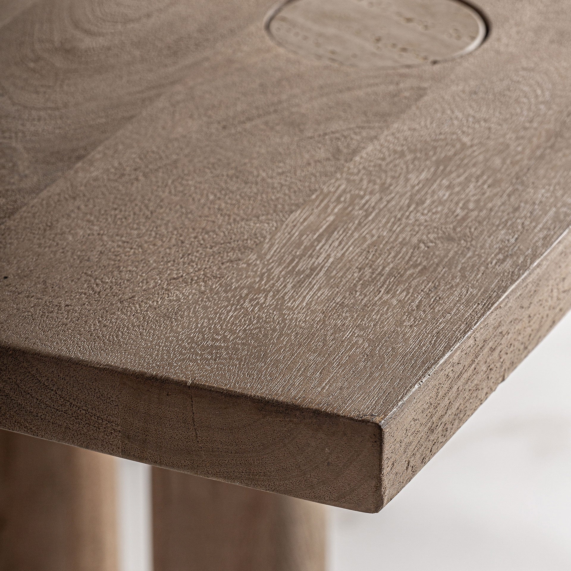 JACQUARD tafel van mango-hout met travertijn afwerking