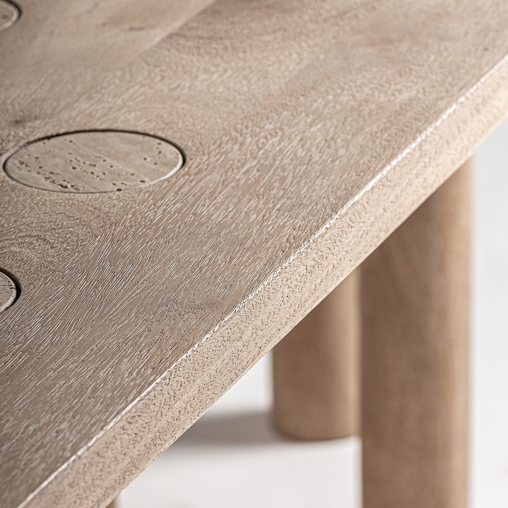 JACQUARD tafel van mango-hout met travertijn afwerking