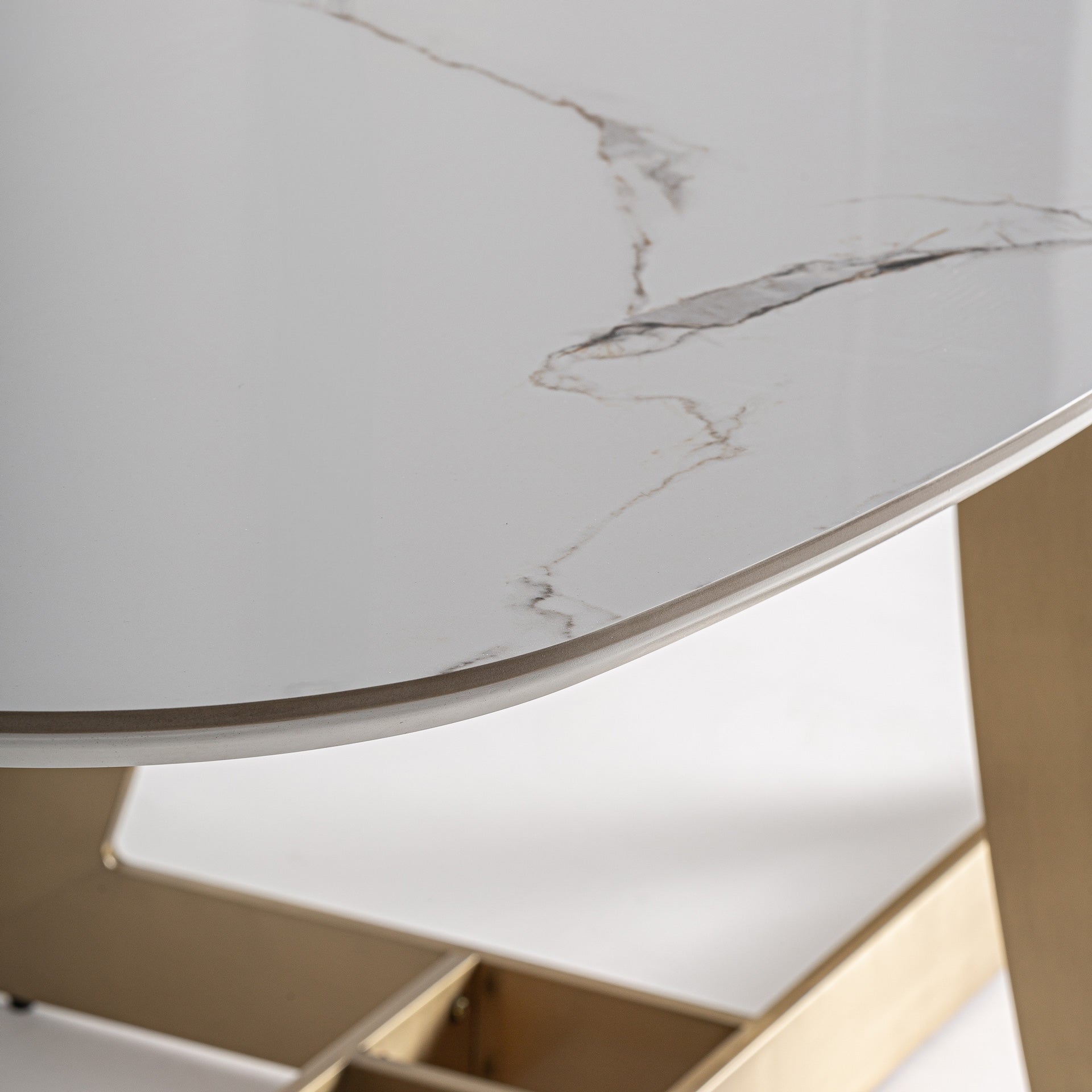 Tisch JUSSEY aus porzellanartigem Material mit goldener Basis