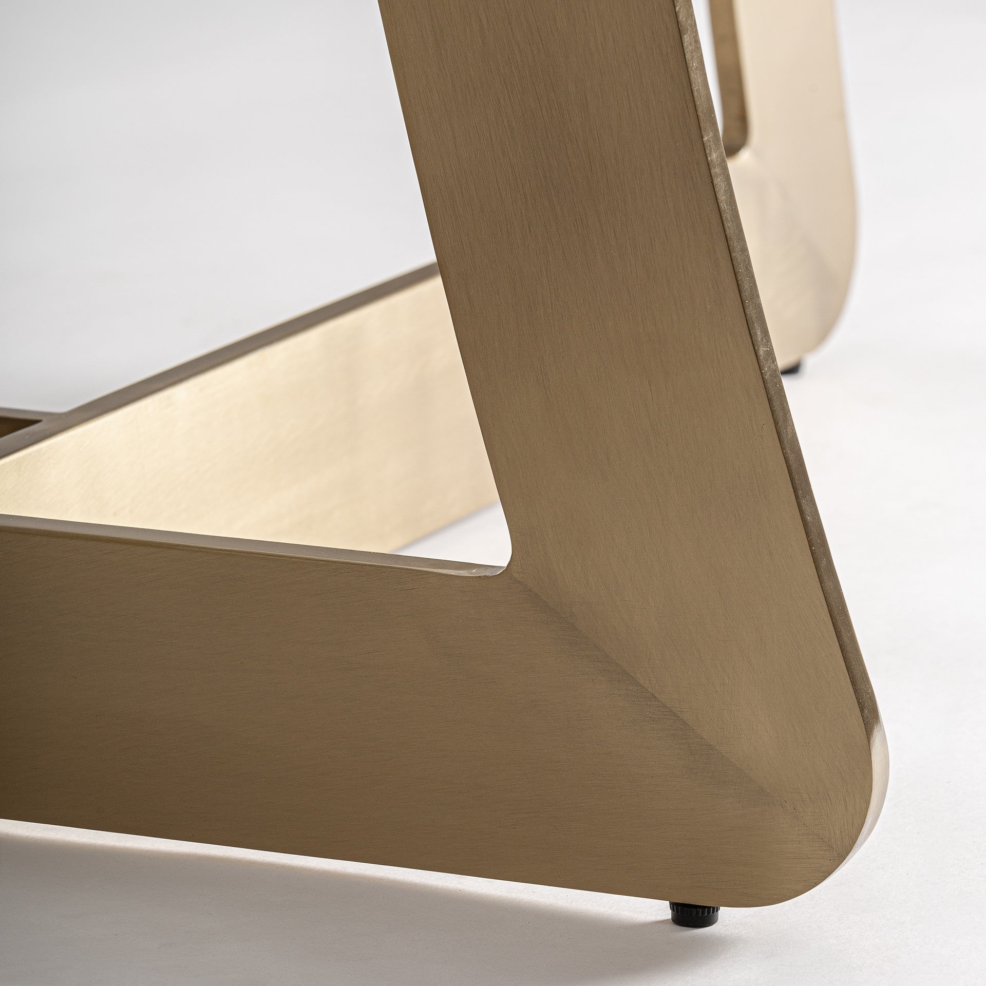 Tisch JUSSEY aus porzellanartigem Material mit goldener Basis