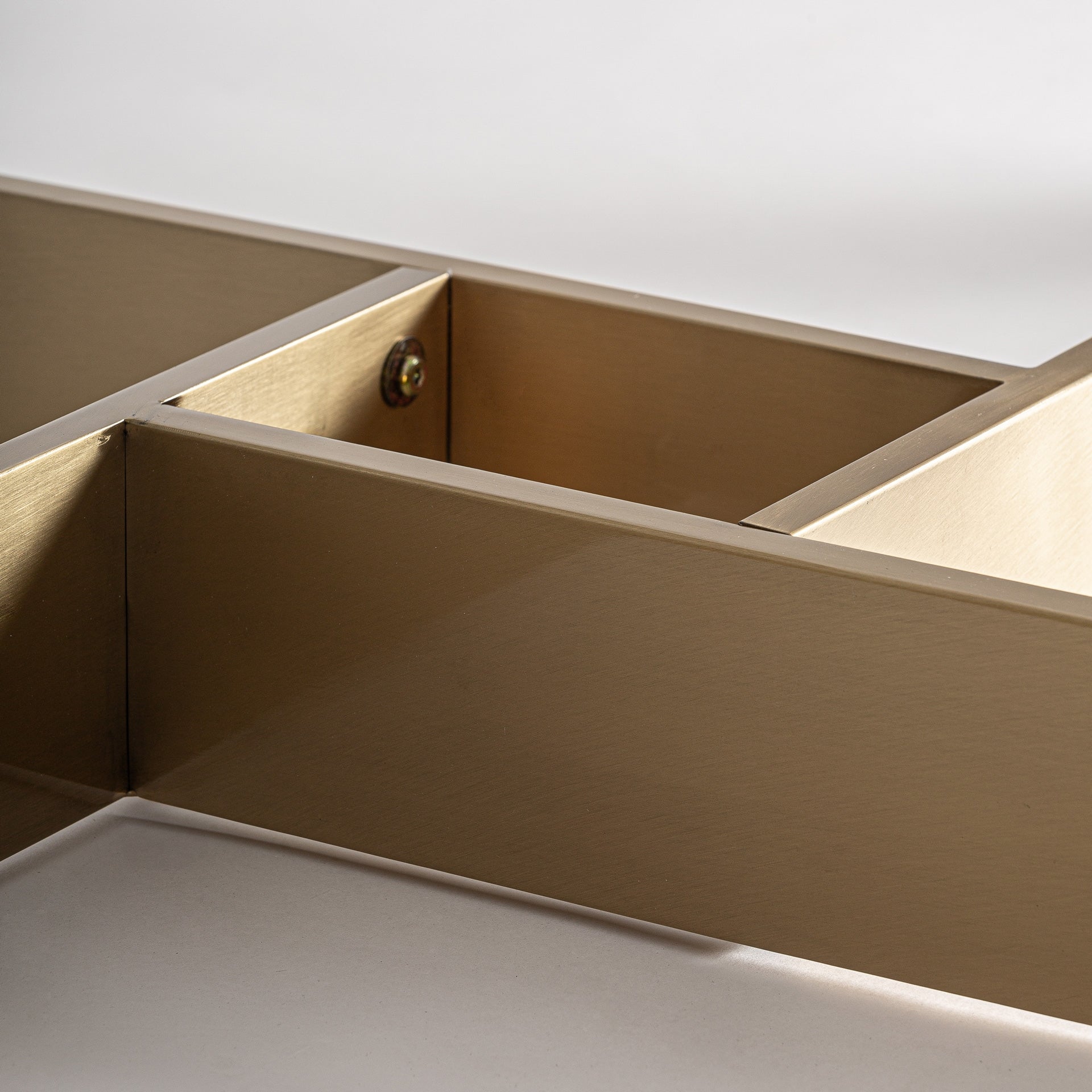 Tisch JUSSEY aus porzellanartigem Material mit goldener Basis