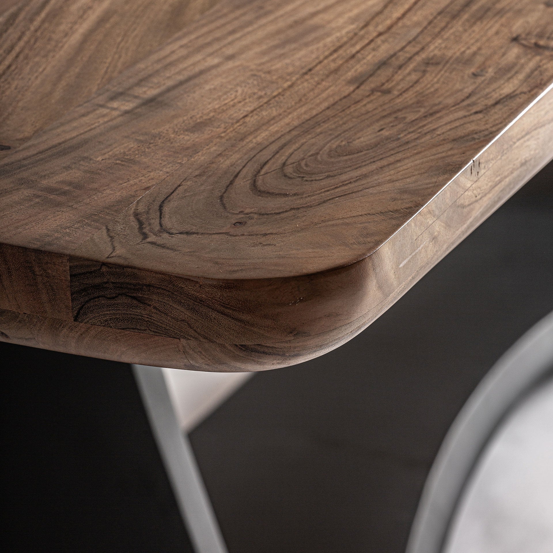 Tisch MULFINGEN aus Akazienholz mit schwarzem Metallgestell