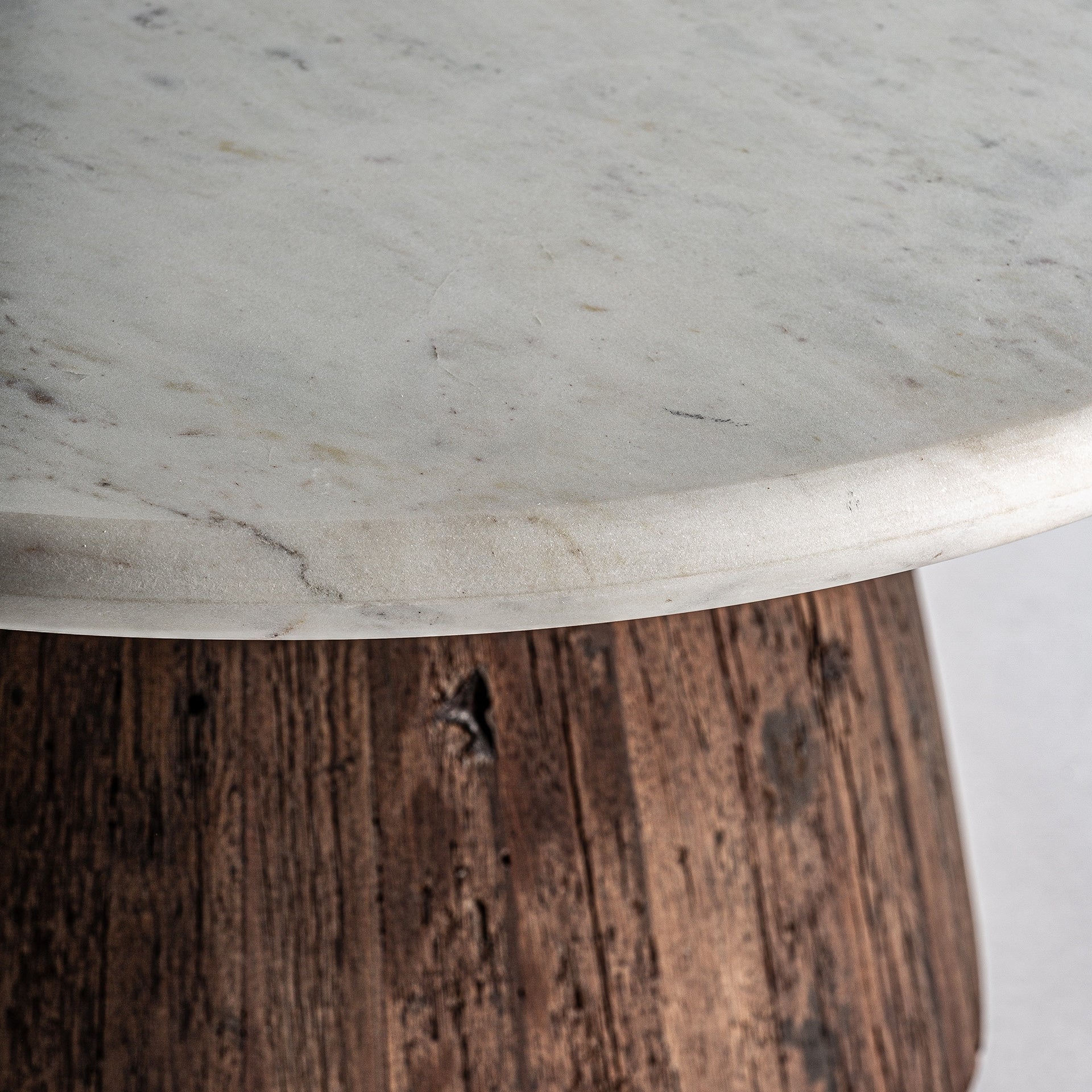Runder Tisch SKORUP aus recyceltem Holz mit Marmorplatte