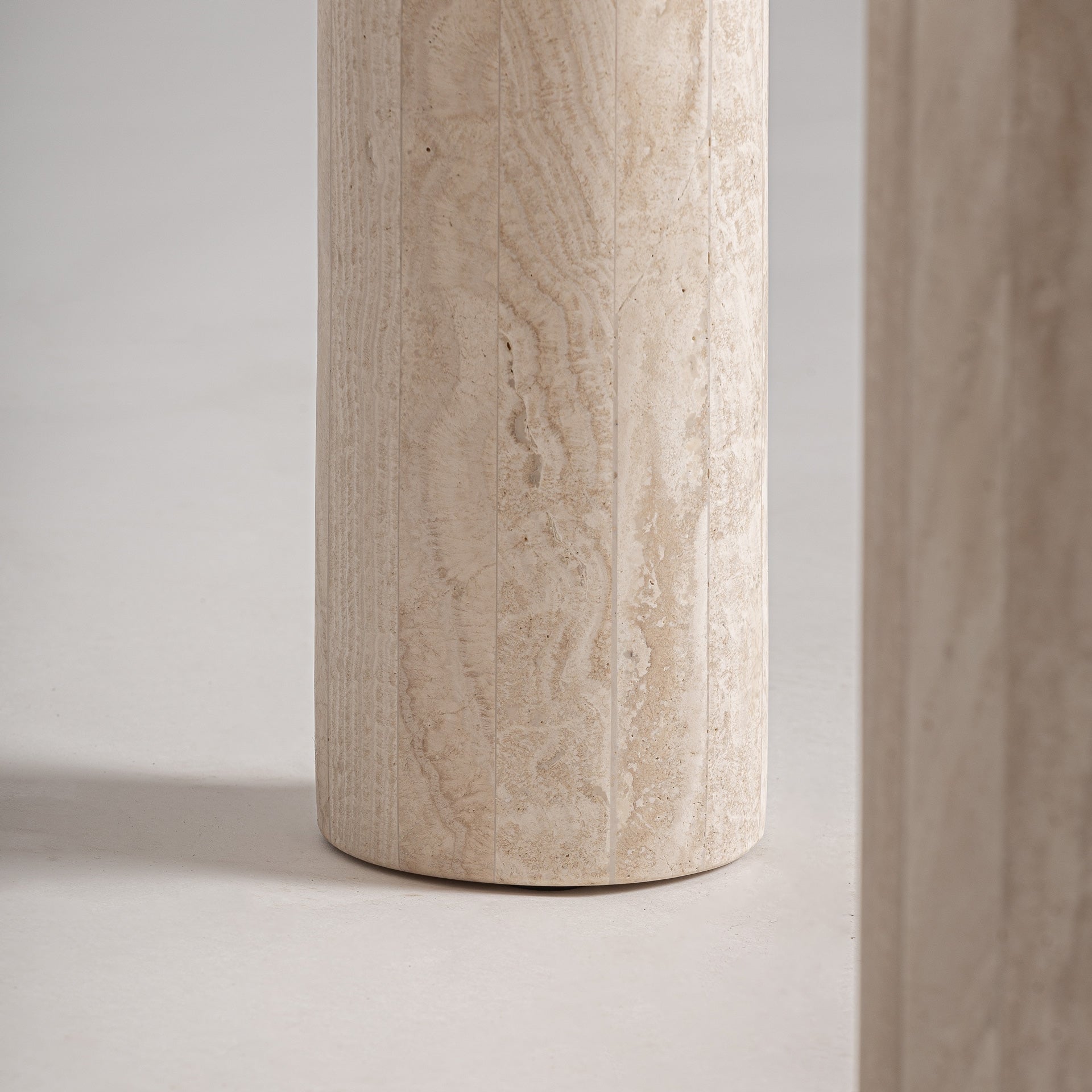THIENNES Table Broken White Travertine