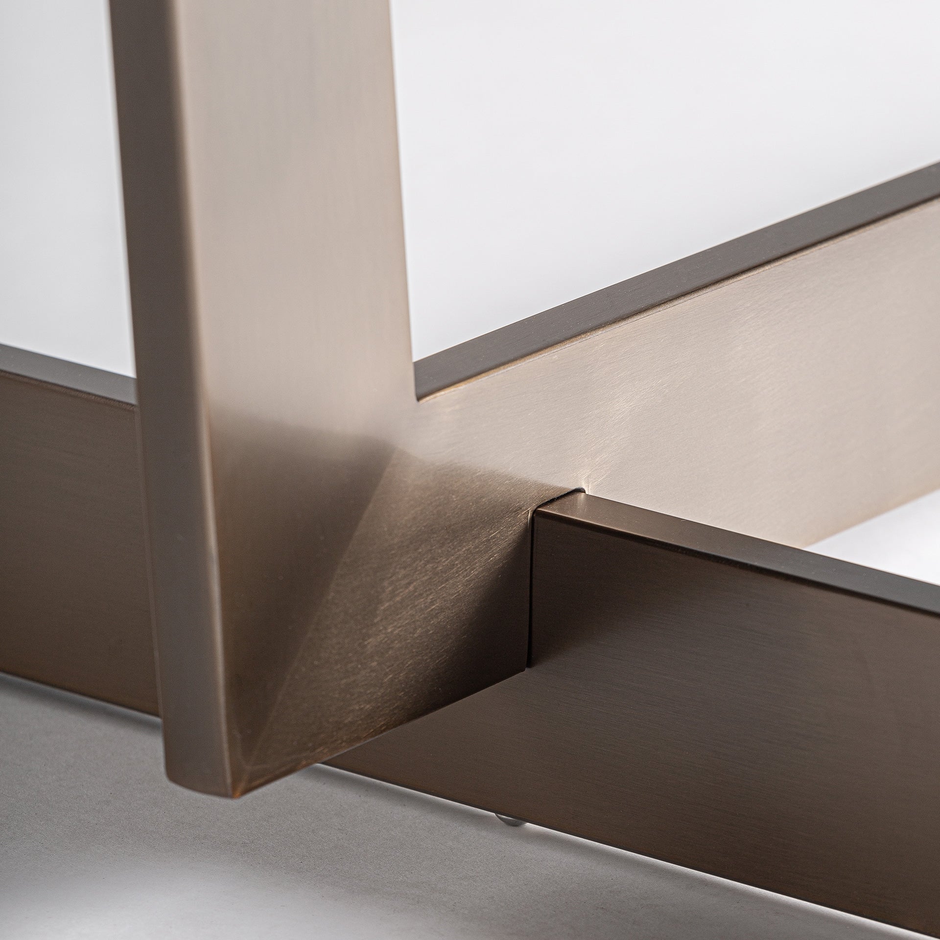 Tafel TREMP porselein met een bruine basis