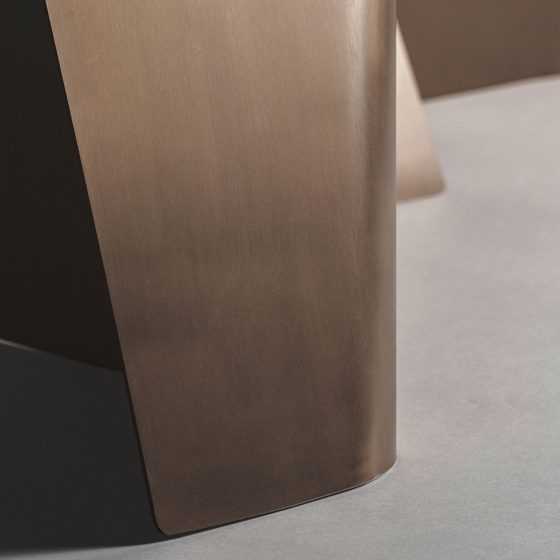 TUX tafel van porselein met koperen basis