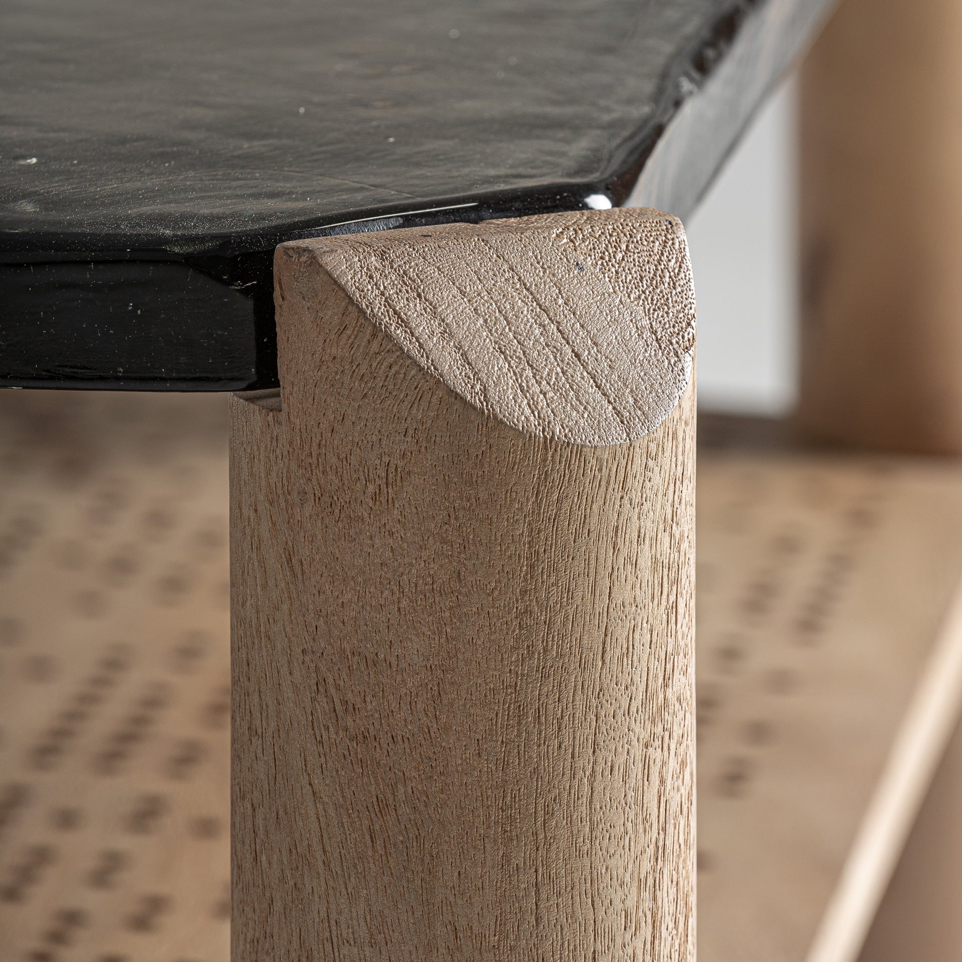 Kaffeetisch JACQUARD aus Mangoholz mit Glasplatte