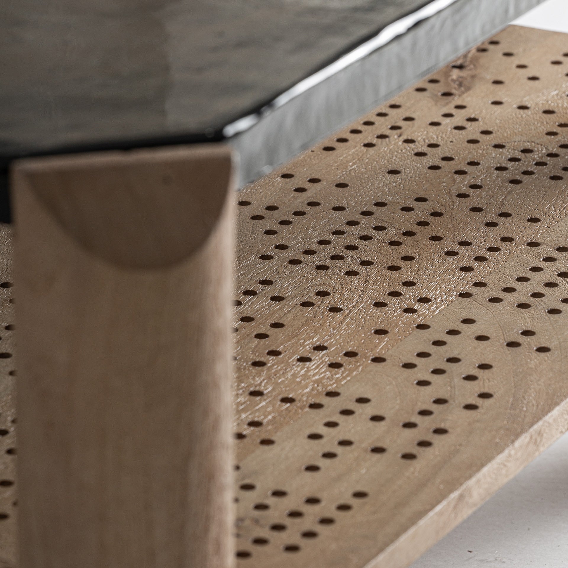 Kaffeetisch JACQUARD aus Mangoholz mit Glasplatte